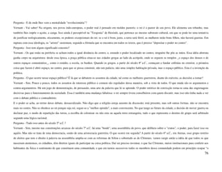Pergunta - E de onde lhes vem a mentalidade "revolucionária"?
Vernant - Vai saber! Na origem, nos povos indo-europeus, o poder real é pensado em moldes pastoris: o rei é o pastor de seu povo. Ele alimenta seu rebanho, mas
também lhes impõe o açoite, a canga. Isso ainda é perceptível na "Teogonia" de Hesíodo, que pertence ao mesmo substrato cultural, em que se pode ler uma tentativa
de justificar teologicamente, eticamente, os poderes excepcionais do rei: se o rei é bom, justo, a terra será fértil, as mulheres terão bons filhos, não haverá guerras. Em
ruptura com essa ideologia, os "aristoi" sustentam, segundo a fórmula que se encontra em todos os textos, que é preciso "depositar o poder no centro".
Pergunta - Isso tem algum significado concreto?
Vernant - Os que estão na periferia se acham todos a igual distância do centro, e, estando o poder localizado no centro, ninguém lhe põe as mãos. Essa idéia abstrata
ganha corpo na arquitetura: desde essa época, a praça pública situa-se nas cidades gregas ao lado da acrópole, onde se erguem os templos _o espaço dos deuses e de
outros espaços comunitários_, como o estádio, a escola, os banhos. Quando os gregos, a partir do século 8º a.C., começam a fundar colônias no exterior, a primeira
coisa que fazem é abrir espaço, no centro, para que se possa construir, não um palácio, não uma simples habitação privada, mas o espaço público. Esta é a invenção da
política.
Pergunta - O que ocorre nesse espaço público? É lá que se debatem os assuntos da cidade, tal como os melhores guerreiros, diante do exército, as decisões a tomar?
Vernant - Sim. Pouco a pouco, todos os assuntos de interesse público e comum são regulados dessa maneira, sob a vista de todos. O que muda são os argumentos e
contra-argumentros. Há um jogo de demonstração, de persuasão, uma arte da palavra que lá se aprende. O poder retórico de convicção torna-se uma das engrenagens
decisivas para o funcionamento da sociedade. Essa é também uma mudança fabulosa: o rei sempre tivera conselheiros com quem discutir, mas isso não tinha nada a ver
com o debate público e contraditório.
E o poder se acha, ao termo desse debate, dessacralizado. Não digo que a religião esteja ausente da discussão; está presente, mas sob outras formas, não se encontra
mais no centro. Não se obedece ao rei porque seja rei, segue-se a "melhor opinião", a mais convincente. No que tange ao futuro da cidade, a decisão de mover guerra ou
declarar paz, o modo de repartição das terras, a escolha de colonizar ou não esta ou aquela terra estrangeira, tudo o que representa o destino do grupo será arbitrado
segundo uma lógica racional.
Pergunta - Tudo isso antes do século 5º a.C.?
Vernant - Sim, mesmo nas constituições arcaicas do século 7º a.C. há uma "boulé", uma assembléia do povo, que delibera sobre o "cratos", o poder, para fazer isso ou
aquilo. Mas não se trata de uma democracia, senão de uma aristocracia guerreira. O que ocorre em seguida? A partir do século 6º a.C., em Atenas, esse grupo restrito
de eleitos que tem o direito à palavra na assembléia amplia-se com as reformas de Sólon e sobretudo as de Clístenes: vemos surgir então a idéia de que todos os que
nasceram atenienses, os cidadãos, têm direitos iguais de participar na coisa política. Daí ser preciso inventar, o que faz Clístenes, meios institucionais para conferir aos
habitantes da Ática o sentimento de que constituem uma comunidade, e que em turnos sucessivos todos os membros dessa comunidade podem em princípio ocupar "o
                                                                                                                                                                        76
 