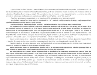 Lá no seu mocambo se assistia ao inverso: o visitado era Pedro Bunda. Cumprimenteiro e envaidecido transmitia aos visitantes, que confluíam de uma e de
duas léguas de distância, todo um manancial de “causos”, fuxicos e comentários, e, não raro, com audaciosa incursões nos assuntos mais privativo dos doutores, do
padre e dos chefes políticos. Ouviam-no esparramado pelo chão ou sentados nas raízes do ambuzeiros frondoso da porta do mocambo, horas inteiras, estarrecidos,
admirando-lhe as tão elevadas relações sociais com viajantes da casa da Bahia, “coronéis” políticos e com os “dotô-estudantes”.
       - Ô seu Pedro - aproveitava uma pausa o visitante –si mal pregunto, vancê falô da inleiçõa cum coroné Nezim, pai de nós tudo?
       - Sem dificulidade, respondia Pedro Bunda. Esse termo dito triplicando-lhe o “a” e seguido de três balanços positivos da cabeça e uma longa pausa, deixava
maravilhado aquele auditório parco de raciocínio e rico de remendos.
       E, por mais paradoxal que se afigure, essa palavra, “dificulidade”, soava aos ouvidos daquele infeliz como a mais bela da língua portuguesa.
       Pdro Bunda era o único cristão do Tabuleiro da Conceição que se dava o luxo de frequentar, mês sim, mês não, o porto de Santa Maria da Vitória. E não só
isso, mas também participava da sociedade local, já que se mostrava íntimo do “coronel” Fulano-de-tal, do capitão Beltrano, de dona Cicrana, etc. Ademais, tinha
sempre o cuidado de trazer alguma folha de jornal, não o nome. Ninguém daqueles cafundós sabia ler. E se alguém pagasse o jornal, era para se admirar do
estonteante formigueiro de letras miúdas que só Pedro Bunda e o povo da cidade decifram. Do teste ele habilmente se furtava alegando “vista turva e sem
divurgação” em fase da idade. Entretanto, para aqueles absolutamente incultos, fingia ler as notícias que, às vezes, estavam de cabeça para baixo. A presença de uma
gazeta fosse qual fosse a data ou o ano, na sua tapera, lhe imprimia autoridade e cunho de veracidade às novas que trazia do porto.
       Naquele mundo de tiradores-de-mel e de jacas-tatu do tabuleiro distante, Pedro Bunda era, de fato, um homem importante. Quando não o fosse pelo dinheiro
- e isto, então, não possuía-, admitiam-nos os seus vizinhos pela sua capacidade de falar e de ser entendido por pessoa do “mundo-de-lá-de-fora”.
       E aqueles cinqüenta ou cem vizinhos superpobres que se espalhavam dentro de um raio de cinco léguas, se sentiam, como isso, menos inseguros e até
protegidos por ter alguém que os ligava aos demais exemplares civilizados de espécie.
       Nisso, e somente nisso, residia a sua ascendência sobre os vizinhos, pois era tão pobre quanto o mais miserável deles. Casebre de pau-a-pique coberto de
cascas, cercado de um pequeno terreiro arenoso e quase inculto, era todo o bem de raiz que Pedro Bunda possuía.
       Nem caiá-lo pôde algum dia. Os móveis - se assim os podemos chamar - se resumia em uns três caixões velhos de querosene para guardar os “trens”; dois
bancos rústicos; uma forquilha de três braços sobre o que se apoiava um pote desbeiçado e sujo; duas esteiras-de-tábua e uma rede de embiras que serviam de
cama; meia dúzia de tocos de madeira enfiados aqui e acolá, nas paredes frágeis para servirem de cabides a um facão velho, uma cabaça, um surrão furado e aos
trapos da indumentária miserável. Os “trens”, utensílios íntimos da cozinha e da mesa (mesa no sentido figurado), não iam além de uma gamela e pratos de pau, uns
coités, panelas de barro, dois “flandes” para beber água e uma colher de sopa meio enferrujada para doses de remédios e uso de visita cerimoniosa, a espingarda
pica-pau, co de guarda-chuva, Pedro Bunda possuía. Usava, às vezes, um bodoque com arco de pau-pereira para matar passarinho do mesmo modo que espalhava
raras arapucas com que aprisionava algumas rolinhas incautas.

                                                                                                                                                                44
 