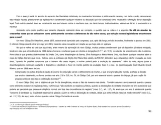 Com o avanço social no sentido do aumento das liberdades individuais, os movimentos feministas e politicamente corretos, com toda a razão, denunciaram
essa relação injusta, pressionaram os legisladores e condenaram qualquer iniciativa ou discussão que não concluísse como necessária a alteração de tal disposição
legal. Todo mérito possível deve ser reconhecido aos que lutaram contra o machismo que, por tanto tempo, institucionalizou, valendo-se da lei, o preconceito e a
injustiça.
         Aceitando como ponto pacífico que tamanho disparate realmente devia ser corrigido, a questão que se coloca é a seguinte: No afã de atender às
crescentes vozes que se colocavam como politicamente corretas e defensoras de tão nobre causa, que solução nossos legisladores encontraram
para o caso?
         Um novo Código Civil Brasileiro, desde 1975, estava sendo apreciado pelo congresso, que, após tão longo período de análise, finalmente o aprovou em 2001.
O referido Código deverá entrar em vigor em 2003, trazendo várias inovações em relação ao que hoje está em vigência.
         No que se refere ao caso que aqui trato, antes mesmo da aprovação do novo Código, muitos juristas consideravam que tal dispositivo já estava revogado,
tendo em vista que a Constituição de 1988 declara homens e mulheres iguais em direitos e obrigações (C.F.11, art. 5º,I), no entanto, tal entendimento não é unânime.
Prova disso é que grandes doutrinadores do Direito Civil, como Waschington de Barros, Sílvio Rodrigues e Maria Helena Diniz, não fazem qualquer ressalva sobre a
regra do Código Civil em seus livros. Outros, como a professora de Direito Civil Maria Alice Lotufo, da PUC-SP, defendem que o dispositivo não foi revogado, ao invés
disso, “quando for possível comprovar que o homem não casou virgem, a mulher poderá pedir a anulação do casamento”. Além do mais, alguns juizes e
desembargadores continuam acatando o dispositivo e decidindo a favor do marido pedinte da anulação. Esse é o caso do desembargador José Eduardo Grandi
Ribeiro, que em 1998 assim decidiu:
       Comprovado nos autos através do laudo de exame de conjunção carnal o defloramento da mulher, o que era ignorado pelo marido, acertada a decisão
       que anula o casamento, na forma prevista nos arts. 218 e 219, inc. IV, do Código Civil, por erro essencial sobre a pessoa do cônjuge, já que a ação foi
       proposta antes de dez dias da celebração do enlace”12.
         O novo Código Civil, com o objetivo de por fim às divergências, encara o fato de maneira mais direta. Também assume o erro essencial quanto a pessoa
como elemento anulador do negócio jurídico, e afirma que “são anuláveis os negócios jurídicos, quando as declarações de vontade emanarem de erro substancial que
poderia ser percebido por pessoa de diligência normal, em face das circunstâncias do negócio” (novo C.C., art. 137), diz ainda que um erro é substancial quando
“concerne à identidade ou à qualidade essencial da pessoa a quem se refira a declaração de vontade, desde que tenha influído nesta de modo relevante” (novo C.C.,
art. 137, III). Até aqui, tanto o futuro quanto o atual Código Civil estão de acordo.


11
   C.F. é a abreviação adotada para Constituição Federal.
12
   Tal decisão encontra-se registrada no 1º Boletim de Jurisprudência – outubro de 1998 (Tribunal de Justiça do Espírito Santo). Pode também ser acessada através do endereço
http://netpage.em.com.br/ibdfam/47.htm.
                                                                                                                                                                                90
 