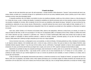 O Império das Águas
       Apesar de todo esse desconforto para quem não está acostumado, o morador beiradeiro dribla altivamente o “banzeiro” (onda provocada pelo barco) que,
embora violento, se desfaz com o movimento da água do rio, equilibrando-se como faz em sua canoa, desafiando jacarés, cobras e piranhas, que em meio a botos e
borboletas convivem nessa sócio-diversidade tropical.
       O camponês amazônida, não só do Madeira, mas também de outros rios amazônicos estudados, mantém seu ritmo conforme a baixa ou a cheia das águas do
rio, o tempo das chuvas, ou seja, a mudança das estações. A produção de subsistência do ribeirinho permanece tanto em terras devolutas, quanto em terras próprias
nos povoados e localidades do município. Além de depender da terra firme para sua subsistência, esse depende das águas, “plantando” sua casa nas beiras dos rios,
aproveitando-se, sabiamente, de seus recursos naturais. Diferentemente, o camponês tradicional das zonas rurais de outras regiões do Brasil, estudado por M. I. P.
Queiroz (1973) que diz “o consumo do sitiante tradicional se desequilibra” (idem 29), tem organizado sua produção sob a ótica capitalista ou influenciada nos negócios
de mercado.

       Outro autor, Antônio Cândido, de Os Parceiros do Rio Bonito (1964), observou esse desequilíbrio, definindo as várias formas, por exemplo, do morador do
campo do Estado de São Paulo, ao lidar com sua produção. M. M. Moura em Os Camponeses (1986) e Os herdeiros da terra (1978), constata os conflitos entre direito
civil e direito costumeiro que rege o casamento e o patrimônio rural. Polanyi em A Grande Transformação (1980) avaliou esse processo indo às origens de nossa
época ao ressaltar as implicações do sistema econômico particular, o sistema de mercado. Chayanov, economista agrícola, em sua obra The theory of Peasant
Economy (1966) explana bem a diferença da lógica camponesa que se choca com a lógica capitalista.

       Como já mencionei mais acima, a configuração da zona rural amazônida, no interior da floresta, é formada geralmente por sítios, chamadas de comunidades,
e, por algumas reservas indígenas. Uma localidade pode variar o número de casas, conforme as cheias. Para quem já esteve em área indígena Parintintin, essas
localidades lembram pequenas “aldeias”. O que não vejo de forma exótica, mas sim, confirmando a “tupinização” presente no modo de vida da população ribeirinha
amazonense. Às vezes, as enchentes são tão fortes que atingem todo o roçado, como ocorreu em 1997, causando mudanças de várias famílias da região.
       Dependendo da quantidade de ataque de carapanãs (pernilongos), esses transmissores de malária, podem ser um grande fator de mudanças, também. Outra
razão da mobilidade são os estudos dos filhos – cujas escolas só têm o primeiro ciclo do ensino fundamental (de 1ª a 4ª séries) com um único professor -, ou
problemas de saúde, fazendo com que a família hospede-se em casa ou no terreno de parentes de outra localidade, no mesmo rio Madeira ou na cidade, onde os
recursos são mais favoráveis.
       O fato do Amazonas ter sido disputado historicamente pelos ibéricos, os ribeirinhos encontram-se numa “situação de fronteira”, que segundo José de Souza
Martins (1997) não é só geográfica, mas também cultural. Vários registros demonstram que os municípios surgidos nos Estados amazônicos são marcados pelo ciclo
da borracha no fim do século XIX e início do XX. Autores como Ferreira de Castro (1930) que, viveu no seringal Paraíso pertencente ao município de Humaitá, retrata
                                                                                                                                                                 123
 
