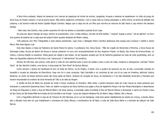A feira tinha acabado, Restos de baixeiros com marcas de pisaduras de lombo de animal, cangalhas, bruacas e esteiras se espalhavam no chão da praça de
dona Suçu do finado cordeiro. O sol já queria baixar. Não sofreu dasãnimo, entretanto. Com a coisa mais ou menos planejada, o velho entrou na tenda de alfaiate mai
próxima, a de lozinho-irmão-de Vivido Capitão Miguel Coimbra. Alegou que a calça era de um filho que morrera ao retornar de São Paulo e cujo enterro lhe deixaria
dívidas.
           - Vale mais, Seu lozinho, mas, porém quarenta mil réis me aliveia e a precisão é grande lá em casa.
           Ao procurar algum estrago de traça, lozinho se surpreendeu. Com o bolso oblíquo, cós alto de três botões, “ moscas” duplas e ponto “ pé de galinha” no forro
dos quartos só poderia ser a calça que ele próprio fizera quando discípulo de Nezim Lisboa.
           Três palavras com Miro Telegrafista e tudo estava esclarecido. Logo mais o delegado Pedro Coimbra destacava dois praças para conduzir o ladrão a Santa
Maria. Mas dose léguas a pé.
           Dois dias depois a missa da Padroeira de Santa Maria foi solene. A professora Zizi, Dona Áurea - Mãe de criação de Almerinda e Miminha, a Dona Áurea de
Domingos Costa, Aurora de Nezim de Aurora e outras cantaram no coro com acompanhamento de Seu Argemiro Filardi, na flauta, Seu Honor-do-Cinema-Mudo, no
violino, e Quinca Ataíde no saxofone. Muita gente da cidade e dos brejos. Só de foguetes aviados por Zé de Santinha gastaram-se mais de vinte gurândolas, sem se
falar nos foguetões solteiros de três tiros e nos “caramurus” e “adrianinhos” do comércio.
           Almoço de três bois, dez porcos, vinte perus e mais de cem galinhas para o povo da cidade e para o povo do mato, brejeiros e catingueiros. Cachaça “Santa
Clara” de Seu Nezinho Coelho, uma dorna; e duas pipas da “Sem Rival” de Quinca Afonso.
           Como sempre o drama da Cavalhada só tem na festa do Divino, na da Virgem, à tarde, com a quebra da quentura do sol, só saiu a procissão cantada do
benedito e tocada de dobrados de filarmônica. Esse ano foi a mais comprida. Satú Sacristão e os coroinhas já iam pra lá da casa de Presilina, defronte Justina
Bedocha, eo andor de Nossa Senhora ainda não havia saído da Matriz. Andores do Coração de Jesus, do Santíssimo e o de São Sebastião Amarrado e Flechado que
haviam emprestado do oratório de dona Amanda de Tião ia ao lado da Virgem.
           O areião da Rua de Baixo era grande de modo a forçar mudança no itinerário. Além disso, a poeira toranava cada vez mais roucas as vozes piedoras que
antoavam o costumeiro Queremos Deus. Feito um atalho na esquina de Dona Senhora pra pegar a Rua de Agostinho Pança e de Seu Minas-Estrangeiro e desembocar
na Praça do Pequizeiro e decer a Rua de Manuel Bobó e de Dona Janoca, a procissão voltou triunfante à Rua de Manuel Afonso e atravessar o riacho em frente à casa
de Seu Dutra de Siá-Doida-Mãe-de-Ernesta-de-Zé-Carretão-e-da-Finada - Laura-de-Joaquim-Bodeira-Pai de Netim, Napu, Nestor, Nini e Neuza.
           Com o foguetótio defronte à casa de Zé Teixeira de Siá Febronia, já na rua da Vantajosa, onde teve gente restabelecida de saúde por crença, a banda vibrou
alto o dibrado mais alto em que trabalhavam o trombone de Celso Afonso, o bombardino de Zé Neto, a tuba de João Boca Velha e o clarinete de Joãozim de João
Barros.



                                                                                                                                                                   44
 