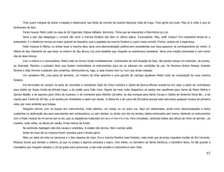 Teve quem tratasse de areiar a espada e desencavar sua farda de coronel da Guarda Nacional roída de traça. Teve gente pra tudo. Mas só à noite é que se
lembraram da Seis.
        Foram buscar Pedro Leite na casa de Zé Cigarrista. Estava bêbado, dormindo. Tinha que se ressuscitar a filarmônica ja e já.
        Seria a pior das desgraças o coronel não ouvir a marcha fúnebre das Seis no último adeus. Inconcebível. Mas, cadê músico? Era impossível tentar-se o
pretendido. E o desânimo tornou-se maior quando se descobriu que a papeleta da marcha fúnebre o cupim havia comido. Pronto: acabou-se a esperança.
        Pedir músicos à Vitória, ou tentar tocar a marcha dela, seria uma desmoralização política sem precedentes que fazia apavorar os correligionários do morto. A
Vitória de Seu Clemente ter que tocar no enterro de Seu Bruno, era uma hipótese que ninguém se aventurava considerar. Seria uma traição inominável e com morto
não se deve brincar.
        Com a notícia e a convocatória, Pedro Leite se tornou lúcido imediatamente. Conhecedor da real situação da Seis, não perdeu tempo em entender, de pronto,
ao chamado. Mandou o portador dizer que fossem remendados os instrumentos para ver se estavam em condições de uso. Os ferreiros Antoín Pessoa, Evaristo
ferreira e João Ferreira cuidariam dos consertos, distribuíndo-os, logo, a cada músico bom ou ruim que ainda restasse.
        Um candeeiro fifó, uma pena de alumínio, um tinteiro de tinta sardinha e uma garrafa de cachaça ajudaram Pedro Leite na composiçaõ da nova marcha
fúnebre.
        Era terminado de compor os solos de clarinetes e mandando Cadú de Chico Coimbra e Zezito-de-Quinca-Afonso ensaiá-los em casa; a parte de contrabaixo
para Vadim de Josias Irmão-de-Arlindo-Cego; a do pistão para João Lima. Depois da meia noite despachou as partes dos saxofones para Jaime de Maria Vitória e
Quinca Ataíde; a de soprano para Chico de Guarany; a do trombone para Otacílio Carvalho; as das trompas para Jaime Coruja e Calixto de Severina Dona Bíu , a da
riquita para Tonhá de Zé Pau, a do bombo pro Aristóteles a assim por diante. A última foi a de Lauro-de-Zé-Sobral porque este executava qualquer música de primeira
vista, por mais acidente que tivesse.
        Ninguém dormiu com os toques dos instrumentos, noite adentro, um nessa, ou na outra rua. Aqui um desentoado, acolá outro descompassado e todos
zuadentos na abstinação dos seus executantes sem embocadura, ou sem dentes, ou ainda com dor de dentes; dedos entrevados sem treino, testando os instrumentos
com a frase músical do-mi-sol-do-sol-mi-do, que os capadócios traduziam em eu-u-ri-nei-n’u-ri-no. Para completar, cantorias tristes dos ofícios ao ritmo do serrote , do
martelo, noite velha, na labuta do caixão, trinta metros de fundo.
        Na sentinela risadagem alta dos causos e anedotas. A cidade não dormiu. Nem cochilar pôde.
        Antes do maio dia os músicos foram reunidos para o ensaio geral.
        Mais um dedo de tinta na harmonia e a Seis respirou de novo. Era a marcha fúnebre mais fúnebre, mais triste que já ecoou naqueles rincões do Rio Corrente.
Músicos houve que temiam o enterro, já que no ensaio a lágrima sufocava o sopro. Com efeito, no Cemitério de Santa Verônica, o Cemitério Novo, foi tão grande a
choradeira que ninguém desatou o nó da goela para pronunciar a ode mais simples e costumeira e sem rima:

                                                                                                                                                                    63
 