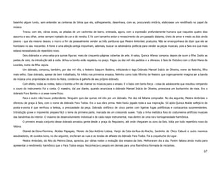 baixinho algum lundu, sem entender as centenas de bilros que ele, sofregamente, desenhava, com se, procurando imitá-la, elaborasse um rendilhado no papel de
música.
           Trocou com ele, várias vezes, as pitadas de um cachimbo de barro, enlevada, agora, com a expressão profundamente humana que naqueles quatro dias
assumiu e seu olhar, antes sempre injetado de cor e de revolta. E foi com tamanho ardor o renascimento de um passado distante, cheio de amor e medo os dois ainda
jovens - que ela mesmo desceu o morro a fim de pessoalmente vender as três partituras que Mestre Ambrósio produzira. Não se envergonhava de dizer que ele se
homiziara no seu mocambo. A fome e uma afeição antiga impunham, ademais, buscar os adversários políticos para vender as peças musicais, pois a Seis era que mais
estava necessitando de repertório novo.
           Dois dobrados e uma valsa pra quinze figuras: mais de cinquenta páginas cobertas de arte. A valsa, Quinca Afonso comprou depois de ouvir o filho Zezito as
partes de solo, da introdução até a coda. Achou-a bonita enão regateou no preço. Pagou os dez mil réis pedidos e a ofereceu à Seis de Outubro com o título Maria de
Lourdes, nome da filha caçula.
           Um dobrado, comprou, também, por dez mil réis, o festeiro Joaquim Bodeiro, intitulando-o logo Dobrado Manoel Inácio de Oliveira, nome de Netinho, filho
mais velho. Esse dobrado, apesar de bem trabalhado, foi infeliz nos primeiros ensaios. Netinho como todo filhinho de festeiro que ingenuamente imagina ser a banda
de música uma propriedade do dono da festa, condenou à galhofa de seu próprio dobrado.
           Com efeito, todas as noites, batia o bombo a fim de chamar os músicos para o ensaio. E o fazia com tanta força - coisa de adolescente que resultou rompendo
o couro do instrumento Foi a conta. O maestro, daí por diante, quando anunciava o dobrado Manoel Inácio de Oliveira, provocava um burburinho de risos. Era o
dobrado Fura Bombo e co esse nome ficou.
           Para o outro não houve pretendente. Ninguém quis dar quinze mil réis por um dobrado. Por dez nã faltaria comprador. No dia seguinte, Mestra Ambrósio o
ofereceu de graça à Seis, com o nome de dobrado Para Todos. Era a sua obra prima. Nele havia jogado toda a sua inspiração. Só após Quinca Ataíde solfejá-lo de
ponta-a-ponta é que verificou a beleza, a preciosidade da peça. Dobrado sinfônico de cinco partes com ligeiras fugas polifônicas e contacantos surpreendentes.
Introdução grave e imponente prepara fácil o tema da primeira parte, marcada de um crescendo suave. Toda a linha melódica fora do costumeiros artifícios musicais
das bandinhas do interior. O máximo de desenvolvimento individual e de cada naipe instrumental, mas dentro de uma rara homogeneidade harmônica.
           O primeiro ensaio conjunto desse dobrado arrastou gente desde a praça do Pequiseiro, até onde chegaram os sons da Seis. Valia por todo repertório novo da
Vitória.
           Otoniel-de-Dona-Flormina, Alcides Papagaio, Morais de-Seu-Antônio Lisboa, Vanjú de-Cota-da-Rua-do-Riacho, Santinho de Chico Caburé e outro meninos
assubiadores, de ouvidos bons, no dia seguinte, encheram as ruas e as tendas de alfaiate do dobrado Para Todos. Foi a coqueluche do lugar.
           Mestre Ambrósio, do Alto do Menino Deus, apreciou por várias noites a evolução dos ensaios da Seis. Melhoraram dia a dia. Porém faltava ainda muito para
apresentar o rendimento harmônico que o Para Todos exigia. Reconhecia-o pesado em demais para uma filarmônica formada de iniciantes.

                                                                                                                                                                  67
 
