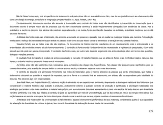 Não há falsas fontes orais, pois a importância do testemunho oral pode situar não em sua aderência ao fato, mas de sua preferência em seu afastamento dele
como um desejo de emergir, simbolismo e imaginação.(Projeto História 14. Apud. Portelli, 1997: 43)
        Corriqueiramente, documentos escritos são somente a transmissão sem controle de fontes orais não identificados. A transcrição ou transcriação para o
documento escrito é sempre result ado de processos que não tem credibilidade cientifica, e estão freqüentemente carregados com tendências de classe. Mas a
oralidade e a escrita no decorrer dos séculos não existiram separadamente, e se muitas fontes escritas são baseadas na oralidade, a oralidade moderna, por si está
saturada de escrita.
        A utilidade das fontes orais para o historiador, não encontra-se somente em preservar o passado, mas em exaltar as mudanças forjadas pela memória. Tal exaltação
revela assim o esforço dos narradores em buscar sentido no passado e dar forma as suas vidas e colocar a entrevista e a narração em seu contexto histórico.
        Ressalta Portelli, que as fontes orais não são objetivas. Os documentos de história oral são resultantes de um relacionamento onde o entrevistador e os
entrevistados são envolvidos mesmo se não harmoniosamente. O conteúdo da fonte escrita é independente das necessidades e hipóteses do pesquisador, é um texto
estável que não pode ser apenas interpretado. O conteúdo das fontes orais, por outro lado depende largamente dos entrevistadores põem em termos das questões,
diálogos e relações pessoais.
        O resultado final do trabalho é produto de ambos pesquisador e narrador. O trabalho histórico que se utiliza de fontes orais é infindável dada a natureza das
fontes; o trabalho histórico que exclui fontes orais é incompleto.
        As fontes orais não são suficientes mais necessárias para as histórias das classes não hegemônicas. Tais classes não possuem peso significativo para as
classes dominantes, pois através dos tempos detêm o controle sobre a escrita, e deixaram registros muito mais abundantes.
        O controle do discurso oral permanece firmemente nas mãos do historiador, pois o mesmo seleciona as pessoas que serão entrevistadas, que molda o
testemunho colocando as questões e reagindo às respostas, que da a forma e o contexto final ao testemunho, em síntese, são os responsáveis pelo totalidade do
discurso. Mas devendo agir com imparcialidade.
        Jean-Noël Pelen, em Projeto História 22, retoma a noção de etnotexto no seu aspecto mais pertinente, desprezando a abordagem tradicional dos folcloristas que
consideravam o material folclórico algo acabado e produzido, praticamente externo a qualquer contexto de produção e significação; e abordagem totalizadora dos
etnólogos que tendem a não mais considerar o material nele próprio, em sua autonomia discursiva apresentando-o como uma espécie de texto obscuro sem linearidade
narrativa pertinente, e se resta algo relativo ao sentido, só pode ser apreendido por meio de uma decifração, que vai dos contos aos ritos e as crenças entre outros. Sua
noção baseia-se em escutar e recuperar de forma literal para a literatura oral o sentido que os seus próprios ouvintes e transmissores lhe atribuem.
        A literatura oral mostra além da universalidade do fato literário o aspecto diversamente performático de seus materiais, considerados quanto à sua capacidade
de adaptação de diversidade de culturas e épocas, bem como à diversidade de elaboração de seus modos de transmissão.



                                                                                                                                                                    129
 