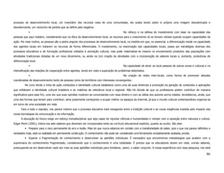 processo de desenvolvimento local, um inventário dos recursos reais de uma comunidade, ela acaba tendo sobre si própria uma imagem desvalorizada e
desvalorizante, um raciocínio de partida que se define pela negativa.
                                                                                            No reforço e na defesa do investimento com base na capacidade das
pessoas que aqui residem, considerando que na ótica do desenvolvimento local, os recursos para o crescimento só se tornam visíveis quando surgem capacidades de
ação. Por esse motivo, as pessoas são a pedra angular dos processos de desenvolvimento local, na medida em que, no essencial, a diferenciação reside na capacidade
dos agentes locais em tratarem os recursos de forma diferenciada. O investimento, na reanimação das capacidades locais, passa por estratégias diversas dos
processos educativos e de formação profissional voltados à animação cultural, mas pode materializar-se mesmo no envolvimento produtivo das populações com
atividades tradicionais dotadas de um novo dinamismo, ou ainda na (re) criação de atividades com a incorporação de saberes locais e, portanto, produtoras de
diferenciação local.
                                                                                            Na capacidade de atrair ao local pessoas de outras zonas e culturas e na
intensificação das relações de cooperação entre agentes, tendo em vista a superação de problemas detectados.
                                                                                            Na criação de redes inter-locais, como forma de promover atitudes
coordenadas de desenvolvimento tanto de pessoas como de territórios com interesses convergentes.
          No Livro Verde a linha de ação conteúdos e identidade cultural estabelece como uma de suas diretrizes a promoção da geração de conteúdos e aplicações
que enfatizem a identidade cultural brasileira e as matérias de relevância local e regional. Não há dúvida de que os professores podem contribuir de maneira
significativa para esse fim, uma vez que suas opiniões mostram-se concordantes com essa diretriz e com as idéias dos autores acima citados. Acreditamos, ainda, que
uma das formas que teriam para contribuir, seria justamente começando a ocupar melhor os espaços da Internet, já que o mundo cultural contemporâneo organiza-se
em torno de uma sociedade em rede.
      Face a todo o exposto, nos parece mesmo que o processo educativo está navegando entre a tradição cultural e as novas exigências trazidas pelo impacto das
novas tecnologias da comunicação e da informação.
      A educação do futuro exige um esforço transdisciplinar que seja capaz de rejuntar ciências e humanidades e romper com a oposição entre natureza e cultura.
Edgar Morin (2001), indica-nos sete saberes que deveriam ser incorporados tanto ao currículo educacional explícito, quanto ao oculto. São eles:
          • Preparar para o risco permanente do erro e ilusão. Mais do que nunca estamos em contato com a transitoriedade do saber, pois o que nos parece definitivo e
verdadeiro hoje, está na realidade em permanente construção. O conhecimento não pode ser considerado uma ferramenta completamente acabada, pronta.
          • Superar a fragmentação do conhecimento e desenvolver as aptidões individuais. É necessário que encontremos metodologias que acabem com a
supremacia do conhecimento fragmentado, considerando que o conhecimento é uma totalidade. É preciso que os educadores atuem em rede, unindo saberes,
preocupando-se em desenvolver cada vez mais as suas aptidões individuais para fortalecer, assim, o saber conjunto. A nossa experiência com essa pesquisa, nos está

                                                                                                                                                                  86
 