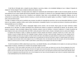 A total falta de informação sobre a situação dos povos indígenas e suas terras, aliadas a uma mentalidade ideológica em que o indígena é integrante da
categoria de “animais selvagens” levaria a eclosão da violência entre colonos e índios.
        Para Denise Maldi Meireles a real disputa pelas terras indígenas foi impulsionada pela transformação da região em área de economia agrícola, mas não foi
mais prejudicial do que os danos causados pela economia extrativista, porque se processou no momento em que as populações indígenas já não estavam divorciadas
do processo de comunicação do país que tirou a Amazônia do seu isolamento. Desse modo, os atos perpetrados sobre as populações indígenas, uma vez do
conhecimento do grande público, chegavam através da imprensa, ou através das denúncias dos agentes ligados á sua defesa. A “tragédia” era denunciada, e em
parte, já não permanecia impune.
A lei 6001- do Estatuto do Índio serviu de parâmetro para se pensar uma política de recuperação das suas terras e para as suas demarcações definitivas, ao mesmo
tempo em que projetava a assistência médica, social e jurídica, demonstrando a necessidade de ação em uma conjuntura que sempre se caracterizou pela violência e
inescrupulosidade para com os indígenas.
        Em Rondônia a maior fase de violência e depopulação indígena ocorreu durante o ciclo da borracha. Alguns grupos nem sequer mantiveram contatos
permanentes com os não-índios. Os contatos intermitentes foram suficientes para ocasionar os processos de contaminação de doenças, que não permitiu a esses
grupos se recuperarem. Várias comunidades indígenas ficaram reduzidas a pequeno numero de indivíduos. A entrada de madeireiros e a invasão de posseiros nas
terras indígenas mesmo após as demarcações feitas pela FUNAI e aceitas pelo governo federal mostra o descaso e desrespeito pelas leis e pelos povos indígenas.
      Os madeireiros tão derrubando as madeira, os madeireiro tão queimando as floresta, fazendeiro tão derrubando e queimando a floresta isso eu foi falar e sobre a bacia
      Amazônia é nos país, nos Estados Unidos Nova York e Washington, Noruega e Alemanha e fora disso eu viajei mais também, Holanda que eu fui levar castanha ouriço de
      castanha pra Finlândia, pra quebra ouriço de castanha com facão na frente do três Juizes e eles acreditaram que aquela castanha era comida de índio. Eu tive trabalho com os
      fazendeiro eu briguei muito com fazendeiro também que fazendeiro abriu uma estrada dentro da minha terra tirei primeiro a estrada, eu mandei ele passar fora da reserva a
      terra indígena mas eles entraram dentro da terra indígena de novo e lá o INCRA assentou trinta e oito demarcação fora disso tinha mais gente, entre tudo tinha setecentas
      famílias e eu tentei tirar junto com os índios e a FUNAI e a polícia federal e a policia militar que nóis conseguimo essa vitória da terra indígena


        No dia 02 de setembro de 2000 na aldeia Iterap do povo Arara, o seu Benedito Nhombeu, narra as dificuldades de viver isolado em uma reserva que limita sua
antiga tradição de andanças, características do nomadismo das populações indígenas do Brasil.
      Meu pai morreu e o outro morreu também, aqui primeiro num tem nem remédio e nóis num conhece nem banana nem cumo fumo. Meu pai antigamente diz que nem
      ninguém nu parava, andar tanto em tudo canto, agora não hoje em dia ninguém anda, tá aqui tudo parado, tem um bocado de maroca par ai tudo jogada lá pra cima, eu
      guardo e num tem num tem nada, anda nu, tinha uma (raia) que o cumpadre é tudo é tudo é nu que anda aquilo que aparecia primeiro aedonte aquime dilaumbá, aporoé,
      tinha nóis no antigamente meu pai tinha pacó tinha o arco, num tem ipingarda num tem nada, nois anda tudo jogado por aqui na beira do rio pescando (matamize) peixe,
      ai nepui tipotiantigamente que fica chamando branco pá morte.

                                                                                                                                                                                     95
 