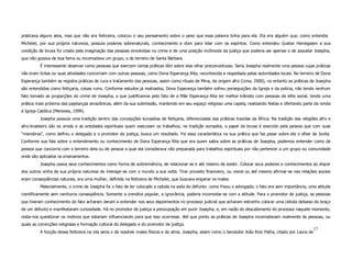 praticava alguns atos, mas que não era feiticeira, colocou o seu pensamento sobre o peso que essa palavra tinha para ela. Ela era alguém que, como entendia
Michelet, por sua própria natureza, possuía poderes sobrenaturais, conhecimento e dom para lidar com os espíritos. Como entendeu Gustav Heinegssen a sua
condição de bruxa foi criada pela imaginação das pessoas envolvidas no crime e de uma posição incômoda da justiça que poderia ser apenas o de assustar Josepha,
que não gozava de boa fama ou incomodava um grupo, o do terreiro de Santa Bárbara.
          É interessante observar como pessoas que exercem certas práticas têm sobre elas olhar preconceituoso. Seria Josepha realmente uma pessoa cujas práticas
não eram lícitas ou suas atividades concorriam com outras pessoas, como Dona Esperança Rita, reconhecida e respeitada pelas autoridades locais. No terreiro de Dona
Esperança também se registra práticas de cura e tratamento das pessoas, assim como rituais de Mina, de origem afro (Lima, 2000), no entanto as práticas de Josepha
são entendidas como feitiçaria, coisas ruins. Conforme estudos já realizados, Dona Esperança também sofreu perseguições da Igreja e da polícia, não tendo nenhum
fato tomado as proporções do crime de Josepha, o que justificamos pelo fato de a Mãe Esperança Rita ter melhor trânsito com pessoas da elite social, tendo uma
prática mais próxima das pajelanças amazônicas, além da sua submissão, mantendo em seu espaço religioso uma capela, realizando festas e ofertando parte da renda
à Igreja Católica (Menezes, 1999).
          Josepha possuía uma tradição dentro das concepções européias de feitiçaria, diferenciadas das práticas trazidas da África. Na tradição das religiões afro e
afro-brasileiro são os orixás e as entidades espirituais quem executam os trabalhos; na tradição européia, o papel da bruxa é exercido pela pessoa que com suas
“manobras”, como definiu o delegado e o promotor de justiça, busca um resultado. Foi essa característica na sua prática que faz pesar sobre ela o olhar de Jovita.
Conforme sua fala sobre o entendimento ou conhecimento de Dona Esperança Rita que era quem sabia sobre as práticas de Josepha, podemos entender como de
pessoa que concorria com o terreiro dela ou de pessoa a qual ela considerava não preparada para trabalhos espirituais por não pertencer a um grupo ou comunidade
onde são aplicados os ensinamentos.
          Josepha usava seus conhecimentos como forma de sobrevivência, de relacionar-se e até mesmo de existir. Colocar seus poderes e conhecimentos ao dispor
dos outros vinha da sua própria natureza de interagir-se com o mundo a sua volta. Tirar proveito financeiro, ou moral ou até mesmo afirmar-se nas relações sociais
eram conseqüências naturais, era uma mulher, definida na feiticeira de Michelet, que buscava enganar os males.
          Materialmente, o crime de Josepha foi o fato de ter colocado a cebola na axila do defunto: como frisou o advogado, o fato era sem importância, uma atitude
cientificamente sem nenhuma conseqüência. Somente a crendice popular, a ignorância, poderia incomodar-se com a atitude. Para o promotor de justiça, as pessoas
que tiveram conhecimento do fato acharam deram a entender nos seus depoimentos no processo judicial que acharam estranho colocar uma cebola debaixo do braço
de um defunto e manifestaram curiosidade. Há no promotor de justiça a preocupação em punir Josepha, e, em razão do descabimento do processo naquele momento,
resta-nos questionar os motivos que estariam influenciando para que isso ocorresse. Até que ponto as práticas de Josepha incomodavam realmente às pessoas, ou
quais as convicções religiosas e formação cultural do delegado e do promotor de justiça.
                                                                                                                                                               17
          A função dessa feiticeira na vila seria o de resolver males físicos e da alma. Josepha, assim como o benzedor João Roiz Palha, citado por Laura de
 