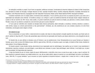 As instituições envolvidas no projeto Tucum foram as seguintes: prefeituras municipais; Coordenadoria de Assuntos Indígenas do Estado de Mato Grosso/Casa
Civil; Secretaria de Estado de Educação; Fundação Nacional do Índio; Operação Amazônia Nativa; Conselho Indigenista Missionário; Sociedade Internacional de
Lingüística; Junta Missionária Nacional; Congregação das Irmãs Catequistas Franciscanas; Missão Laurita; Missão Salesiana-MT/MS; Associação Kurâ-Bakairi.
        Concebido inicialmente como um projeto coletivo, envolvendo várias instituições, o Tucum caminhou para se tornar um programa de governo, que contou com a
legitimidade das instituições acima referidas. Tal tendência começou a se configurar a partir da Conferência Ameríndia de Educação Escolar Indígena realizada em
Cuiabá no mês de novembro de 1997. Houve, nesta ocasião, um grande investimento por parte do Governo do Estado, que patrocinou o evento, através do Banco
Mundial, e lançou em sua abertura a proposta do curso de terceiro grau para os povos indígenas10.
        O Tucum pode ser entendido como resultado da interação destes diversos participantes, desde instituições a consultores, monitores, docentes e cursistas e,
neste sentido, escapou ao controle governamental ou não governamental11. Entretanto, seu viés caracterizou-se por uma complexa conjuntura, de certa forma
emblemática, da educação escolar indígena no Brasil.


        Um estudo de caso
        Para se compreender um pouco melhor o desenvolvimento do projeto, este tópico do artigo abordará a situação específica dos Xavante, que faziam parte do
pólo II, sediado em Água Boa (MT). Primeiro são apresentados alguns elementos da organização social Xavante, para depois adentrarmos a uma etnografia da sala de
aula.
        Os Xavante são um povo definido na literatura como Jê Centrais e que se autodenominam A’uwe. Remanescentes de um grupo formado por Xavantes e
Xerentes, que se cindiu no século XIX (Maybury-Lewis, 1984:40, Lopes da Silva, 1992:365), os Xavantes ocupam uma região, no Estado do Mato Grosso, divididos em
várias aldeias e Terras Indígenas diferentes.
        Os Xavante possuem muitas divisões internas, decorrentes de sua organização social em patrilinhagens. Isso significa que um homem e seus ascendentes e
descendentes masculinos constituem uma patrilinhagem, a qual defende seus interesses no grupo. Cada patrilinhagem, assim definida, é uma facção que, no plano
geral da sociedade, fica fragmentada pelo casamento.
        A regra dos Xavante diz que um homem, depois de assumir definitivamente o matrimônio, deve morar na casa de seu sogro, ou seja, a regra é uxorilocal. Os
filhos nascidos do casamento possuem uma relação estreita com o pai, são seu esteio político, apesar de nascerem em uma patrilinhagem que exclui o pai (Maybury-
Lewis, 1984:145). É no grupo doméstico12 que se encontra um ponto importante da dicotomia faccional: a relação entre o marido da irmã e o irmão da esposa


10
   Atualmente o Terceiro Grau para Professores Indígenas está em desenvolvimento.
11
   Esta característica pode ser apenas a aparência de um processo centralizado, que acabou sendo legitimado pelo grupo que participou das etapas de Capacitação.
12
   Um grupo doméstico é composto idealmente por um homem, sua esposa, seus filhos solteiros, suas filhas solteiras e casadas, seus genros e netos.
                                                                                                                                                                   42
 