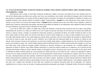 1.3.- O vai-e-vem dos Suruí Paíter: um percurso marcado por saudades, crimes, chacinas, vendas de madeira, saúde e educação precárias,
crises lingüísticas e sociais
       Definitivamente, após o contato, os Suruí Paíter se deslocam da aldeia para o asfalto e vice-versa, numa espécie de vai-e-vem constante. Esse vai-e-
vem não tem afetado apenas suas festas, suas reuniões, seus rituais, suas construções e suas comidas. Suas práticas de linguagem sobre os fatos de suas
vidas alteram-se constantemente, num crescente conflito de desejar preservar sua história e de integrar-se às necessidades do cotidiano em contato com a
sociedade envolvente. Outro exemplo ilustrativo diz respeito à religião. Tradicionalmente, o Hoeietê era a festa sagrada para invocar saúde e fartura de
colheita, ou como ritual de cura, quando havia alguém doente. O Hoeietê acontece raramente hoje em dia e nem todos os Suruí residentes no Distrito se
deslocam para a aldeia por ocasião desse ritual sagrado, seja porque são proibidos de freqüentá-lo, por freqüentarem outras religiões do Distrito do Riozinho
(em geral evangélicas), seja porque já não se interessam por essa tradição.
       O vai-e-vem da aldeia para o asfalto e do asfalto para a aldeia está delineando a perda das raízes culturais do povo Suruí Paíter, cujos grandes
representantes são os jovens e as crianças. No conflito do vai-e-vem e apesar de toda essa intervenção, os Suruí dizem que seu espírito está voltado para
valorizar e conservar, sempre, o passado e as experiências vividas pelos ancestrais, na perspectiva de efetuar uma melhor formação dos jovens na vida
futura. Nosso trabalho de campo, porém, não confirmou esse discurso corrente É preciso ressaltar que, ao negar as visíveis mudanças em seu grupo, os
Suruí Paíter estão tentando manter-se como nação indígena por diversas razões: não perder o status de “povo indígena” tão valorizado na região Amazônica
e aos olhos do mundo em geral, não perder os parcos “benefícios” que a FUNAI ainda lhes proporciona depois de ter permitido as invasões de suas
reservas; tentar recuperar as terras que lhes pertencem e que lhes foram roubadas. Nesse sentido, a situação lingüística do povo Suruí Paíter é tão peculiar
quanto a sua situação de contato, que envolve múltiplos agentes atuando de diferentes formas. O conflito social provocado pelo constante vai-e-vem dos
Suruí Paíter gerou, então, práticas de linguagem também conflituosas, de discursos incoerentes ou não condizentes com a realidade lingüística que
observamos no Distrito do Riozinho. Esse conflito lingüístico aprofunda-se no cenário dos intensos contatos com os madeireiros, com os policiais que são
chamados para amenizar conflitos do comércio ilegal de madeira, as autoridades em geral e, não poucas vezes, entre os Suruí Paíter da zona urbana versus
os residentes nas aldeias. Podemos apontar que a mola propulsora do conflito social para os Suruí Paíter tem sido o comércio da exploração de madeira,
que teve início em meados da década de 80, do século XX, e tem sido atualmente a principal fonte de renda desse povo indígena, sendo que, na maioria
dos casos, a distribuição desta renda não é eqüitativa, “beneficiando” basicamente um número reduzido de pessoas. Em princípio, a retirada de madeira era
seletiva e direcionada para as espécies de maior valor do mercado, como mogno e cerejeira. Atualmente, nas áreas onde este potencial de madeiras nobres
se encontra esgotado, a retirada se estende a outras espécies, de menor valor comercial, as chamadas “madeiras brancas”, como garapeira, angelim pedra,
ipê, cedro rosa e madeiras para laminação Os Suruí Paíter têm consciência dos malefícios decorrentes deste tipo de exploração, mas continuam
possibilitando que em todos os anos ela se repita. Os órgãos governamentais responsáveis pela proteção e fiscalização também não tomam providências

                                                                                                                                                         16
 