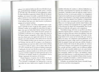 cabras, y en contorno había una alta cerca labrada con pie-
dras profundamente hundidas, grandes pinos y encinas
de elevada copa. Allí moraba un varón gigantesco, solita-
rio, que entendía en apacentar rebaños lejos de los demás
hombres, sin tratarse con nadie; y, apartado de todos, ocu-
paba SU ánimo en cosas inicuas. Era un monstruo horrible
y no se asemejaba a los hombres que viven de pan, sino
a una selvosa cima que entre altos montes se presentase
aislada de las demás cumbres.
"Entonces ordené a mis fieles compañeros que se que-
dasen a guardar la nave; escogí los doce mejores y juntos
echamos a andar, con un pellejo de cabra lleno de negro y
dulce vino que me había dado Marón, vástago de Evantes
y sacerdote de Apolo, el dios tutelar de Ismaro; porque, res-
petándole, lo salvamos con su mujer e hijos que vivían en
un espeso bosque consagrado a Febo Apolo. Hízome Ma-
rón ricos dones, pues me regaló siete talentos de oro bien
labrado, una cratera de plata y doce ánforas de un vino dul-
ce y puro, bebida de dioses, que no conocían sus siervos ni
sus esclavas, sino tan solo él, su esposa y una despensera.
Cuando bebían este rojo licor, dulce como la miel, echaban
una copa en veinte de agua; y de la cratera salía un olor
tan suave Ydivinal, que no sin pena se hubiese renunciado
a saboreado. De este vino llevaba un gran odre completa-
mente lleno y además viandas en un zurrón, pues ya desde
el primer instante se figuró mi ánimo generoso que se nos
presentaría un hombre dotado de extraordinaria fuerza,
salvaje, e ignorante de la justicia y de las leyes.
"Pronto llegamos a la gruta; mas no dimos con él, por-
que estaba apacentando las pingües ovejas. Entramos
y nos pusimos a contemplar con admiración y una por
una todas las cosas: había zarzos cargados de quesos; los
80
establos rebosaban de corderos y cabritos, hallándose en- /
cerrados, separadamente los mayores, los medianos y los
recentales; y goteaba el suero de todas las vasijas, tarros y
barreños, de que se servía para ordeñar. Los compañeros
empezaron a suplicarme que nos apoderásemos de algunos
quesos y nos fuéramos, y que luego, sacando prestamente
de los establos los cabritos y los corderos, y conduciéndo-
los a la velera nave, surcáramos de nuevo el salobre mar.
Mas yo no me dejé persuadir (mucho mejor hubiera sido
seguir su consejo) con el propósito de ver a aquel y probar
si me ofrecería los dones de la hospitalidad. Pero su pre-
sencia no había de series grata a mis compañeros.
"Encendimos fuego, ofrecimos un sacrificio a los dioses,
tomamos algunos quesos, comimos, y le aguardamos, sen-
tados en la gruta, hasta que volvió con el ganado. Traía una
gran carga de leña seca para preparar su comida y la des-
cargó dentro de la cueva con tal estruendo que nosotros,
llenos de temor, nos refugiamos apresuradamente en lo
más hondo de la gruta. Luego metió en el espacioso antro
todas las pingües ovejas que tenía que ordeñar, dejando a
la puerta, dentro del recinto de altas paredes, los carneros
y los bucos. Después cerró la puerta con un pedrusco gran-
de y pesado que llevó a pulso y que no hubiesen podido
mover del suelo veintidós sólidos carros de cuatro ruedas.
¡Tan inmenso era el peñasco que colocó a la entrada! Sen-
tase enseguida, ordeñó las ovejas y las baladoras cabras,
todo como debe hacerse, y a cada una le puso su hijito. A la
hora, haciendo cuajar la mitad de la blanca leche, la amon-
tonó en canastillos de mimbre, y vertió la restante en unos
vasos para bebérsela y así le serviría de cena.
"Acabadas con prontitud tales faenas, encendió fuego,
y al vemos, nos hizo estas preguntas:
81
 