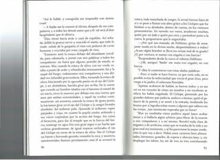 "Así le hablé; y enseguida me respondió con ánimo
cruel:
-A Nadie me lo comeré al último, después de sus com-
pañeros, ya todos los demás antes que a él: tal será el don
hospitalario que te ofrezca.
"Dijo, tirase hacia atrás y cayó de espaldas. Así echa-
do, dobló la gruesa cerviz y venciole el sueño, que todo lo
rinde: salíale de la garganta el vino con pedazos de carne
humana, y eructaba por estar cargado de vino.
"Entonces metí la estaca debajo del abundante rescol-
do, para calentada, y animé con mis palabras a todos los
compañeros: no fuera que alguno, poseído de miedo, se
retirase. Mas cuando la estaca de olivo, con ser verde, es-
taba a punto de arder y relumbraba intensamente, fui y la
saqué del fuego; rodeáronme mis compañeros, y una dei-
dad nos infundió gran audacia. Ellos, tomando la estaca de
olivo, hincáronla por la aguzada punta en el ojo del Cíclo-
pe; y yo, alzándome, hacíala girar por arriba. De la suerte
que cuando un hombre taladra con el barreno el mástil de
un navío, otros lo mueven por debajo con una correa, que
asen por ambas extremidades, y aquel da vueltas conti-
nuamente: así nosotros, asiendo la estaca de ígnea punta,
la hacíamos girar en el ojo del Cíclope y la sangre brotaba
alrededor del ardiente palo. Quemole el ardoroso vapor
párpados y cejas, en cuanto la pupila estaba ardiendo y
sus raíces crepitaban por la acción del fuego. Así como
el broncista, para dar el temple que es la fuerza del hie-
rro, sumerge en agua fría una gran segur o un hacha que
rechina grandemente, de igual manera rechinaba el ojo
del Cíclope en torno de la estaca de olivo. Dio el Cíclope
un fuerte y horrendo gemido, retumbó la roca, y nosotros,
amedrentados, huimos prestamente; mas él se arrancó la
86
estaca, toda manchada de sangre, la arrojó furioso lejos de
sí y se puso a llamar con altos gritos a los Cíclopes que ha-
bitaban a su alrededor, dentro de cuevas, en los ventosos
promontorios. En oyendo sus voces, acudieron muchos,
quién por un lado y quién por otro, y parándose junto a la
cueva, le preguntaron qué le angustiaba:
-¿Por qué tan enojado, oh Poliferno, gritas de seme-
jante modo en la divina noche, despertándonos a todos?
¿Acaso algún hombre se lleva tus ovejas mal de tu grado?
¿0, por ventura, te matan con engaño o con fuerza?
"Respondioles desde la cueva el robusto Polifemo:
-¡Oh, amigos! 'Nadie' me mata con engaño, no con
fuerza.
"Y ellos le contestaron con estas aladas palabras:
-Pues si nadie te hace fuerza, ya que estás solo, no es
posible evitar la enfermedad que envía el gran Zeus, pero
ruega a tu padre, el soberano Poseidón.
"Apenas acabaron de hablar, se fueron todos; y yo me
reí en mi corazón de cómo mi nombre y mi excelente ar-
tificio los había engañado. El Cíclope, gimiendo por los
grandes dolores que padecía, anduvo a tientas, quitó el pe-
ñasco de la puerta y se sentó a la entrada, tendiendo los
brazos por si lograba echar mano a alguien que saliera con
las ovejas; ¡tan mentecato esperaba que yo fuese!
"Mas yo meditaba cómo pudiera aquel lance acabar
mejor y si hallaría algún arbitrio para librar de la muerte
a mis compañeros y a mí mismo. Revolví toda clase de
engaños y de artificios, como que se trataba de la vida y un
gran mal era inminente, y al fin pareciome la mejor resolu-
ción la que vaya decir. Había unos carneros bien alimen-
tados, hermosos, grandes, de espesa y obscura lana; y, sin
desplegar los labios, los até de tres en tres, entrelazando
87
 
