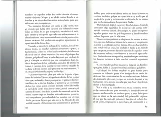 mimbres de aquellos sobre los cuales dormía el mons-
truoso e injusto Cíclope: y así el del centro llevaba a un
hombre y los otros dos iban entre ambos lados para que
salvaran a mis compañeros.
"Tres carneros llevaban por tanto, a cada varón; mas
yo viendo que había otro carnero que sobresalía entre
todas las reses, lo así por la espalda, me deslicé al vedi-
judo vientre y me quedé agarrado con ambas manos a la
abundantísima lana, manteniéndome en esta postura con
ánimo paciente. Así, profiriendo suspiros, aguardamos la
aparición de la divina Eos.
"Cuando se descubrió la hija de la mañana, Eos de ro-
sáceos dedos, los machos salieron presurosos a pacer, y
las hembras, como no se las había ordeñado, balaban en
el corral con las ubres retesadas. Su amo, afligido por los
dolores, palpaba el lomo a todas las reses que estaban de
pie, y el simple no advirtió que mis compañeros iban ata-
dos a los pechos de los vedijudos animales. El último en
tomar el camino de la puerta fue mi carnero, cargado de
su lana y de mí mismo, que pensaba en muchas cosas. Y
el robusto Polifemo lo palpó y así le dijo:
-¡Carnero querido! ¿Por qué sales de la gruta el pos-
trero del rebaño? Nunca te quedaste detrás de las ovejas,
sino que, andando a buen paso pacías el primero las tier-
nas flores de la hierba, llegabas el primero a las corrientes
de los ríos y eras quien primero deseaba volver al establo
al caer de la tarde; mas ahora vienes, por el contrario, el
último de todos. Sin duda echarás de menos el ojo de tu
señor, a quien cegó un hombre malvado con sus pernicio-
sos compañeros, perturbándole las mentes con el vino.
Nadie, pero me figuro que aún no se ha librado de una
terrible muerte. ¡Si tuvieras mis sentimientos y pudieses
hablar, para indicarme dónde evita mi furor! Pronto su
cerebro, molido a golpes, se esparciría acá y acullá por el
suelo de la gruta, y mi corazón se aliviaría de los daños
que me ha causado ese despreciable Nadie.
"Diciendo así, dejó el carnero y lo echó afuera. Cuando
estuvimos algo apartados de la cueva y del corral, solte-
me del carnero y desaté a los amigos. Al punto recogimos
aquellas gordas reses de gráciles piernas y, dando muchos
rodeos, llegamos por fin a la nave.
"Nuestros compañeros se alegraron de vernos a noso-
tros, que nos habíamos librado de la muerte, y empezaron
a gemir y a sollozar por los demás. Pero yo haciéndoles
una señal con las cejas, les prohibí el llanto y les mandé
que cargaran presto en la nave muchas de aquellas reses
de hermoso vellón y volviéramos a surcar el agua salo-
bre. Embarcáronse enseguida y, sentándose por orden en
los bancos, tornaron a batir con los remos el espumoso
mar.
"Y,en estando tan lejos cuanto se deja oír un hombre
que grita, hablé al Cíclope con estas mordaces palabras:
-¡ Cíclope! No debías emplear tu gran fuerza para
comerte en la honda gruta a los amigos de un varón in-
defenso. Las consecuencias de tus malas acciones habían
de alcanzarte, oh cruel, ya que no temiste devorar a tus
huéspedes en tu misma morada; por eso Zeus y los demás
dioses te han castigado.
"Así le dije; y él, airándose más en su corazón, arran-
có la cumbre de una gran montaña, la arrojó delante de
nuestra embarcación de azulada proa, y poco faltó para
que no diese en la extremidad del gobernalle. Agitase
el mar por la caída del peñasco y las olas, al refluir des-
de el ponto, empujaron la nave hacia el continente y la
88
89
 