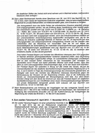 ~~.
.,,
~·,~~
die staatlichen SffjJien das Verbot nicht ernst nehmen und in Wahrheit andere, ins~~sondere
fiska/ische Ziele verfolgen." :}
26. Dann zitiert Rechtsanwalt Arendts einen Beschluss vom 26. Juni 2012 des BayVG~, (Az. 10
CS 12.522). Darin werde der bayerischen Exekutive vorgehalten, dass es keine erge6flisoffene
Moglichkeit fOr privat~ Wettvermittler; und Wettveranstalter gebe, eine Erlaubnis zu er~~lten:
' ~~ :. :~-~
,Der Antragstelletln kann das bld!Je Fehlen der erforderlichen Erlaubnis jedenfa/1~.; solange
nicht entgegengeh'alten werden, wie die ErfOI/ung dieser Verpflichtung unter Verst~/3 gegen
das Unionsrecht vereitelt wird (vg/. EuGH vom 6.3.2007 Rs. C-338/04 u.a. - M. fitlacanica
u.a. - RdNm. 69 r sowie vom 15.9.2011 Rs. C-347/d.9 RdNr. 32; BayVGH vom 142.1.2012. ~
Az. 10 BV 10.2271, Rn. 58 sowie zuletzt vom 20.6.2012 Az. 10 CS 12.100 Rn. 3{Jj. Davon
kann erst dann nicht mehr ausgegangen werden, wenn das Erlaubnisverfahren mil:!Biick auf
den unionsrechtlichen Anwendungsvorrang ergebnisoffen durchgefOhrt wird, di~; fOr die
Erteilung der Erlaubnis zustandige Behorde im Rahmen des Art. 25 BayVwVfG~'auf eine
ordnungsgema/3e ·und erfolgversprechende Antragstellung hinwirkt und bei Zweitetn oder
Unklarheiten Ober die Beachtung von Vorschriften Ober die Art und W~ise der
Gewerbetatigkeit die Sicherstellung der materiel/en Erlaubnisanforderungen gegeb~nenfalls
durch Nebenbestif,J)mungen gewf:!hrleistet wird (vgl. BayVGH vom 12.1.2012 A~~ 10 BV
10.2271 Rn. 58 sowie vom 20.6.2012 Az. 10 CS 12.100 Rn. 30). Es bestef{en aber
erhebliche Zweifel, o~ dies derzeit geschieht. '1
Zwar haben Freistaat Bayem und Vertreter des offentlichen lnteresses dem VGH gJgenOber
im Rahmen ahnlicher g/Ocksspielrechtlicher Verfahren wiederholt erklart, dass die:~PrOfung
von Erlaubnisantragen ergebnisoffen erfolge. An substantiierten Darlegungen und~'Belegen
fehlt es aber insoweit bisher. Erlaubnisse fOr das Veranstalten oder Vermitleln von
Sportwetten durch :Private sind bisher jedenfalls offenbar nicht erteilt worden. d~ss dies
allein an nicht ordnungsgema/3en Erlaubnisantragen !age, ist fOr den Senat nicht er$ichtlich.
Der Freistaat Bayem hat au/3erdem in Bezug auf aile Urteile des Senats, die'~iauf die
Unanwendbarkeit der das staatliche Sportwettenmonopol begrOndenden Regelung ~on § 10
Abs. 2 und 5 GIOStV in Folge des Anwendungsvorrangs des Unionsrechts gestotzt'§ind, a/s
Beklagter oder durch den Vertreter des 6ffentlichen /nteresses Beschwerde g~gen die
Nichtzulassung der Revision mit .der Begrilndung erhoben, dass er die Auffassi:;ng des
Senats zur Unionsrechtswidrigkeit der Monopolregelung nicht teile. Aus allen!~' diesen
Grunden drangt sich dem Senat der Eindruck auf, dass der Freistaat Bayem am st~'ptlichen
Sportwettenmonopol bis zum lnkrafttreten eines neuen G/Ocksspielstaatsvertrags ffl.$thalten
und private Wetta'nbieter demgema/3 gerade nicht zulassen will (vgl. BayVG,H vom
20.6.2012Az. 10CS 12.100RdNr. 30)." . ·;,. . ...,
27. Nach Beweisaufnahme ·und Anhorung der Angeklagten hat das vorlegende GericnJ durch
Beschluss vom 7. Mai 2013 das Verfahren ausgesetzt und beschlossen, den Gericht~hof zur
Auslegung des Unionsrechts anzurufen und vor der Ausformulierung der Vorlagefrigen die
BegrOndung der Urteil~ des BVerwG v. 16. Mai 2013 abzuwarten. :i
II. Zum zweiten Tatvorwurf (7. April 2012 - 7. November 2012, Az. Js 7378/12
28. Der zweite Tatvorwurf begann mit einer polizeilichen Kontrolle in der
am 13. April 2012, bei der ein . Wettautomat vorgefunden wurde.
Staatsanwaltschaft Kempten erlieB das Amtsgericht Kempten (Richterin am
•t',.
Lechner) am 9. August 2012 einen Durchsuchungsbeschluss (Blatt 12, 13 der ...
erneuten Antrag erging ein weiterer •Durchsuchungsbeschluss am 7. November 20~.2 und
zugleich wurde der frOhere Beschluss aufgehoben. Aufgrund dieses zweiten Bescfilusses
wurde das Lokal am 7. November 2012 durchsucht und ein Wettautomat beschlagnahb1t. Am
7. Mai 2013 erhob di.e Staatsanwaltschaft Anklage gegen- Sie wirft ihr v.or, als
•;:'
/9:_t
·--~
'l.:~.
'·"'
·,-,t~-
Y:
JJ,
f!"
 