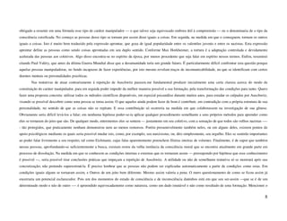 obrigado a resumir em uma fórmula esse tipo de caráter manipulador — o que talvez seja equivocado embora útil à compreensão — eu o denominaria de o tipo da
consciência coisificada. No começo as pessoas desse tipo se tornam por assim dizer iguais a coisas. Em seguida, na medida em que o conseguem, tornam os outros
iguais a coisas. Isto é muito bem traduzido pela expressão aprontar, que goza de igual popularidade entre os valentões juvenis e entre os nazistas. Esta expressão
aprontar define as pessoas como sendo coisas aprontadas em seu duplo sentido. Conforme Max Horkheimer, a tortura é a adaptação controlada e devidamente
acelerada das pessoas aos coletivos. Algo disso encontra-se no espirito da época, por menos procedente que seja falar em espírito nesses termos. Enfim, resumirei
citando Paul Valéry, que antes da última Guerra Mundial disse que a desumanidade teria um grande futuro. É particularmente difícil confrontar esta questão porque
aquelas pessoas manipuladoras, no fundo incapazes de fazer experiências, por isto mesmo revelam traços de incomunicabilidade, no que se identificam com certos
doentes mentais ou personalidades psicóticas.
       Nas tentativas de atuar contrariamente à repetição de Auschwitz pareceu.me fundamental produzir inicialmente uma certa clareza acerca do modo de
constituição do caráter manipulador, para em seguida poder impedir da melhor maneira possível a sua formação, pela transformação das condições para tanto. Quero
fazer uma proposta concreta: utilizar todos os métodos científicos disponíveis, em especial psicanálise durante muitos anos, para estudar os culpados por Auschwitz,
visando se possível descobrir como uma pessoa se torna assim. O que aqueles ainda podem fazer de bom é contribuir, em contradição com a própria estrutura de sua
personalidade, no sentido de que as coisas não se repitam. E essa contribuição só ocorreria na medida em que colaborassem na investigação de sua gênese.
Obviamente seria difícil levá-los a falar; em nenhuma hipótese poder-se-ia aplicar qualquer procedimento semelhante a seus próprios métodos para aprender como
eles se tornaram do jeito que são. De qualquer modo, entrementes eles se sentem — justamente em seu coletivo, com a sensação de que todos são velhos nazistas —-
- tão protegidos, que praticamente nenhum demonstrou nem ao menos remorsos. Porém presumivelmente também neles, ou em alguns deles, existem pontos de
apoio psicológicos mediante os quais seria possível mudar isto, como, por exemplo, seu narcisismo, ou, dito simplesmente, seu orgulho. Eles se sentirão importantes
ao poder falar livremente a seu respeito, tal como Eichmann, cujas falas aparentemente preenchem fileiras inteiras de volumes. Finalmente, é de supor que também
nessas pessoas, aprofundando-se suficientemente a busca, existam restos da velha instância da consciência moral que se encontra atualmente em grande parte em
processo de dissolução. Na medida em que se conhecem as condições internas e externas que os tornaram assim — pressupondo por hipótese que esse conhecimento
é possível —, seria possível tirar conclusões práticas que impeçam a repetição de Auschwitz. A utilidade ou não de semelhante tentativa só se mostrará após sua
concretização; não pretendo superestimá-la. É preciso lembrar que as pessoas não podem ser explicadas automaticamente a partir de condições como estas. Em
condições iguais alguns se tornaram assim, e Outros de um jeito bem diferente. Mesmo assim valeria a pena. O mero questionamento de como se ficou assim já
encerraria um potencial esclarecedor. Pois um dos momentos do estado de consciência e de inconsciência daninhos está em que seu ser-assim —que se é de um
determinado modo e não de outro ---- é apreendido equivocadamente como natureza, como um dado imutável e não como resultado de uma formação. Mencionei o


                                                                                                                                                                  8
 