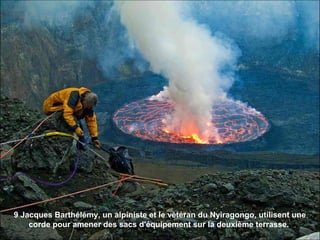 9 Jacques Barthélémy, un alpiniste et le vétéran du Nyiragongo, utilisent une
corde pour amener des sacs d'équipement sur la deuxième terrasse.
 