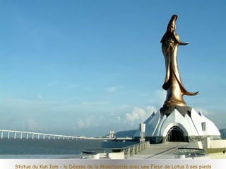 Statue du Kun Iam - la Déesse de la Miséricorde avec une Fleur de Lotus à ses pieds 