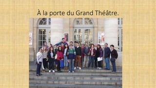 À la porte du Grand Théâtre.
 