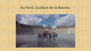 Au fond, la place de la Bourse.
 