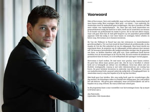 Verkiezingsprogramma D66 Amsterdam 2014 - 2018 Voorwoord
6 7
D66 wil hervormen. Dat is niet makkelijk, maar wel hard nodig. Amsterdam heeft
meer banen nodig. Meer woningen. Meer geld – en ruimte – voor onderwijs. En
Amsterdam moet de stadsschuld gaan terugdringen. Om dat te bereiken wil D66
meer ruimte voor Amsterdammers. Nu, meer dan ooit, heeft Amsterdam een
gemeentebestuur nodig dat durft los te laten, durft om de creativiteit van mensen
en de kunde van professionals de ruimte te geven. Als we dat niet alleen roepen,
maar ook gaan doen kan de stad geld besparen op een peperduur gemeentelijk
apparaat. Geld dat nodig is voor meer banen en woningen, betere scholen en
betere zorg. Hervormen om te kunnen investeren.
	
De Van der Pekbuurt in Noord laat zien dat vertrouwen in Amsterdammers
gerechtvaardigd is. Tot voor kort stond de buurt bekend als probleemwijk, en dus
maakte de Van der Pek onderdeel uit van de wijkaanpak. Deze buurt mocht een
experiment doen: de projecten van de wijkaanpak werden gekozen door mensen
zelf. De bewoners beoordeelden alle budgetvoorstellen strenger dan de gemeente
zou doen, en hielden daardoor zelfs geld over. Geen ambtenaar heeft hoeven
oordelen over de investeringen in de Van der Pek. En toch worden de initiatieven
gewaardeerd door de buurt, en is de leefbaarheid met sprongen vooruit gegaan.
	
Hervormen is hard werken. De stad moet weer groeien, meer banen creëren.
En groei kan alleen maar groene groei zijn. Om de top te bereiken is schone
lucht net zo belangrijk als cultuur van wereldklasse. Groei kan alleen met een
flexibele woningmarkt, waarop je met ieder inkomensniveau een woning kan
huren. En groei betekent investeren in onderwijs voor álle kinderen: of je nou
een taalachterstand hebt, passend onderwijs nodig hebt, of hoogbegaafd bent. In
Amsterdam moet je wieg niet bepalen of je de top kan bereiken.
	
D66 biedt geen loze beloftes. Wie zorg nodig heeft, gaat de veranderingen elke
dag merken. En belastingen zullen in crisistijd niet omlaag gaan, hoe vaak politici
het ook beloven. Wij geven geen cadeautjes, maar wel keuzevrijheid: om zelf te
bepalen wie je zorg verleent. En waar je kind naar school gaat.
	
In dit programma kunt u onze voorstellen voor hervormingen lezen. Op 19 maart
is de keuze aan u.
Jan Paternotte,
Lijsttrekker D66 Amsterdam
Voorwoord
 