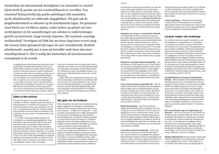 Onderwijs
1716
De aandacht om achterstand in kwaliteit van onderwijs
weg te werken, gaat traditioneel uit naar het eman-
ciperen van zwakke scholen. Er moet echter ook oog
zijn voor meer uitdaging bij kinderen die het heel goed
doen op school. D66 is voor Integrale Kindcentra (IKC),
waar een totaalpakket aan ontwikkelingsmogelijkheden
wordt aangeboden (kinderopvang, VVE, buitenschool-
se opvang, sport en cultuur). Door dit brede aanbod
kan de school beter inspelen op individuele behoeften,
talenten stimuleren en eventuele achterstanden tijdig
signaleren.
Integratie van vroeg- en voorschoolse educatie
Voor D66 hebben kinderen een leerrecht vanaf 2,5
jaar. Kinderopvang, peuterspeelzalen moeten worden
geïntegreerd. Bij voorkeur in een integraal kindcentrum
zodat de educatie op elkaar aansluit en er vanaf 2,5
jaar gewerkt kan worden met een doorlopende leerlijn.
Voorzieningen voor kinderen komen hier zo veel moge-
lijk samen. Gekeken wordt naar de instroom van 0-2,5
jaar, bij voorkeur is de opvang en zorg voor deze groep
baby’s gekoppeld aan school zodat ouders en kinderen
vanaf vroege leeftijd te maken hebben met een pedago-
gisch klimaat.
Stimuleren van eigen talentontwikkeling Voor
alle kinderen wil D66 maatwerk leveren. Extra aanbod
om te werken aan (taal)achterstanden of juist excellen-
tie zoals hoogbegaafdheid moeten een plaats krijgen.
Dit past goed in het brede dagpakket van het Alles-
in-één-school. Ook kinderen die naast hun school al
een vooropleiding van bijvoorbeeld een dansschool of
sportacademie volgen. Zij moeten hiervoor de ruimte
krijgen.
Extra ondersteuning en taalonderwijs D66 wil
scholen ondersteunen om kinderen met een taalachter-
stand te helpen. Dit zou ook moeten gelden voor kin-
deren die meertalig zijn of willen worden. Hierbij kun
je denken aan het bieden van extra begeleiding voor
Nederlandse taal. Maar ook het introduceren van een
vreemde taal zoals het Engels. Het is van belang deze
ondersteuning te organiseren binnen het curriculum
van de scholen en op maat.
Brede buurtscholen D66 is hier wegens het
uitgebreide takenpakket groot voorstander van en wil
er graag meer zien in Amsterdam. Niet alle samenwer-
kingspartners hoeven onder één dak te zitten. Ook in
een buurt kunnen scholen, kinderopvangopvang, mu-
ziekschool, sportvereniging en anderen samenwerken
aan een integraal dagaanbod voor kinderen gericht op
talentontwikkeling. Bovendien kan het efficiënter orga-
niseren van naschoolse activiteiten veel rust opleveren
voor kinderen en families.
Leerrecht en Passend Onderwijs Scholen zijn
bezig met de invoering van de Wet Passend Onder-
wijs, waarbij elk kind zoveel mogelijk in het reguliere
basisonderwijs les krijgt van leraren en betrokkenen die
sneller en eerder onderwijs op maat kunnen bieden. De
schoolbesturen die zo’n dertig miljoen in Amsterdam
te besteden hebben aan het personeel en het passend
onderwijs hebben gezamenlijk de taak om voor elk kind
een plek te garanderen. Deze nieuwe zorgplicht moet
ervoor zorgen dat ouders van bijvoorbeeld een zorgleer-
ling niet langer tal van scholen af moeten eer zij ook een
plekje krijgen.
Uitval voorkomen Schooluitval moet bestreden
worden door het strak handhaven van de leerplicht.
Maar kinderen moeten ook ondersteund worden in hun
schoolkeuze, stapelen moet worden vergemakkelijkt en
er moet risicogestuurd worden gehandhaafd.
Leraren maken het onderwijs
De wereld om ons heen verandert razendsnel, zo ook
de kwalificaties en competenties die we verwachten
van scholieren en studenten. Daarom vindt D66 dat
ook docenten zich, net als andere beroepsgroepen, zich
moeten blijven ontwikkelen. Initiatieven als kennisde-
ling (open klassen) en intervisie worden toegejuicht.
Maar zeker zo belangrijk is bijscholing in nieuwe kennis
en vaardigheden, zowel nieuwe inzichten in bijvoor-
beeld didactiek als ook omgang met nieuwe (technolo-
gische) middelen, die vaak wel aanwezig zijn, maar niet
gebruikt worden. Keuzevrijheid, individuele ideeën over
de versterking van de eigen professionaliteit en samen-
werking met Amsterdamse gedragswetenschappers en
pedagogen staat hierbij voorop. Geen verplichte beperk-
te klassen die vanuit het stadhuis bedacht worden, maar
een versterking vanuit het veld zelf.
Kwaliteitsbeleid voor leraren in het basison-
derwijs D66 Amsterdam wil het kwaliteitsbeleid in
samenspraak met leraren, schoolbesturen en directies
aanpassen. Scholen moeten weer zelf verantwoordelijk
worden; het stadhuis bepaalt nu teveel hoe er lesge-
geven moet worden. De kwaliteit moet natuurlijk wel
op orde zijn. Geen zwakke scholen, maar ruimte voor
verbetering en excellentie. Het budget vanuit de Kwa-
liteitsaanpak Basisonderwijs Amsterdam (KBA) moet
verhoogd worden, zodat leraren via een Lerarenfonds
extra Amsterdamse (pedagogische) cursussen kunnen
volgen. De landelijke Lerarenbeurs volstaat hiervoor
niet, daar gaat het om erkende bachelor- of masterop-
leidingen.
Het Lerarenfonds zorgt voor bijscholing van
docenten D66 wil ook investeren in de kwaliteit van
docenten op het voortgezet onderwijs. D66 wil, net als
de gemeente Den Haag, een Lerarenfonds. Zo kunnen
we docenten die nog niet bevoegd zijn stimuleren om
een eerste- of tweedegraads bevoegdheid te halen.
Docenten die een cursusprogramma willen volgen,
kunnen ook een aanvraag doen. Digitalisering: D66 wil
het gebruik van digitale instrumenten en methoden
aanmoedigen, zowel om het onderwijs te verbeteren als
ook de werkdruk van leraren te verlichten.
Minder administratie docenten moeten volgens D66
voldoende tijd hebben om aan alle kinderen in de klas
zoveel mogelijk kansen te geven. Helaas blijkt dat er
veel kostbare tijd verloren gaat aan vergaderingen en
wordt wat de leerkracht zelf van belang vindt. D66 wil
onderwijs waar ruimte is voor de eigen professionaliteit
van leerkrachten, als het gaat om de invulling van het
vak. Zelfreflectie op basis van praktijkervaringen (‘evi-
dence-based’ onderwijsmethoden) hoort daar vanzelf-
sprekend bij.
Volgens D66 is het onderwijssysteem nooit af en net
als de maatschappij voortdurend in ontwikkeling. D66
investeert daarom in onderwijskansen, in het wegwer-
ken van onderwijsachterstanden, en in faciliteiten die
het geven van goed onderwijs mogelijk maken. Het
beste onderwijs wordt niet bedacht op het stadhuis,
maar door de mensen die elke dag met onze kinderen
aan de slag zijn.
Het gaat om de kinderen
D66 wil maatwerk voor ieder kind. Talentontwikkeling
begint al tijdens de Voorschoolse en Vroegschoolse
Educatie (VVE). Wanneer kinderen hier vanaf 2,5 jaar
aan deelnemen – zo blijkt in onze buurlanden – wordt
een betere start gemaakt in het voltijds basisonderwijs.
Ook vanwege de ontwikkeling van eigen talenten is
het belangrijk dat bij voorschoolse trajecten segregatie
op vroege leeftijd wordt ondervangen en voorkomen.
Budgetten worden niet langer losgekoppeld, maar ge-
bundeld zodat alle kinderen recht krijgen op een goede
opvang en plezierig en goed peuteronderwijs.
Te vaak worden scholen opgezadeld met allerlei
nieuwe taken zonder daarin gefaciliteerd te worden,
waardoor een politieke impuls ten koste gaat van het
onderwijs. Daarom is het belangrijk dat de school geen
extra taken en verantwoordelijkheden krijgt, zonder
extra budget. De gemeente moet budget vrijmaken voor
coördinatoren die de samenwerking tussen school, peu-
terspeelzaal en (buitenschoolse) opvang coördineert.
De afgelopen jaren heeft de gemeente steeds meer taken
op het gebied van onderwijskwaliteit naar zich toe ge-
trokken. Bij de aanpak van zwakke scholen vergat de ge-
meente de dialoog met leraren en andere betrokkenen,
waardoor het onderwijs teveel gericht is geraakt op twee
kerncompetenties en teveel onderwijsbeleid bedacht
is op het stadhuis. Nu is het tijd om het onderwijs nog
beter te maken door de relatie tussen wetenschappers
en de praktijk van leraren, ouders, schoolbestuurders
en andere direct betrokkenen structureel te verstevigen.
D66 wil leren van innoveren in de klas: onderzoeken
wat er wel en niet goed gaat in de praktijk en investeren
in structurele kwaliteitsverbetering, waarbij er gekeken
Amsterdam als internationale broedplaats van innovatief en creatief
talent heeft de positie om een voorbeeldfunctie te vervullen. Van
essentieel belang hierbij zijn goede opleidingen (die aansluiten
op de arbeidsmarkt) en voldoende stageplekken. Dit gaat ook de
jeugdwerkloosheid en tekorten op de arbeidsmarkt tegen. De gemeente
moet hierin een rol blijven spelen, onder andere op gebied van leer-
werktrajecten en het samenbrengen van scholen en ondernemingen
gericht op structurele, lange termijn trajecten. Dit voorkomt onnodige
werkloosheid. Vervolgens wil D66 dat een leven lang leren ervoor zorgt
dat mensen beter gewapend zijn tegen de snel veranderende, flexibele
arbeidsmarkt, waarbij jaar in jaar uit hetzelfde werk doen niet meer
vanzelfsprekend is. Het is nodig dat Amsterdam als kenniseconomie
vooroploopt in de wereld.
Alles-in-één-school
De eerste levensjaren van een kind zijn bepalend.
Landelijk wil D66 hervormingen binnen het opvang- en
onderwijssysteem voor kinderen tot aan groep 3, waar-
onder een leerrecht vanaf 2,5 jaar. Wij pleiten voor een
voor- en vroegschoolse periode, die zodanig is opgezet
dat alle kinderen zich breed kunnen ontwikkelen en de
combinatie van zorg en werk van jonge gezinnen wordt
ondersteund.
In een Alles-in-één-school krijgen kinderen een
totaalpakket aan ontwikkelingsmogelijkheden. Naast
het reguliere onderwijs biedt het Alles-in-één-school
ook kinderopvang, voorschoolse educatie, buiten-
schoolse opvang, sport en cultuur onder één leiding.
Door dit brede aanbod kan de school beter inspelen op
individuele behoeften, talenten stimuleren en eventuele
achterstanden tijdig signaleren. De combinatie van zorg
en werk van ouders wordt vergemakkelijkt. Zo krijgt het
onderwijs en de school bovendien een spilfunctie in de
wijk. D66 wil dat de school geen extra taken en verant-
woordelijkheden krijgt, zonder extra budget.
 