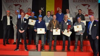 Vrijdag 11-3-22-huldiging-fotos-scherm