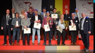 Vrijdag 11-3-22-huldiging-fotos-scherm