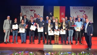 Vrijdag 11-3-22-huldiging-fotos-scherm