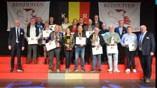 Vrijdag 11-3-22-huldiging-fotos-scherm