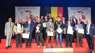 Vrijdag 11-3-22-huldiging-fotos-scherm
