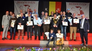 Vrijdag 11-3-22-huldiging-fotos-scherm