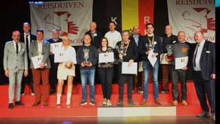 Vrijdag 11-3-22-huldiging-fotos-scherm