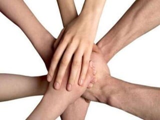 *Има више врста друштвених и социјалних мотива,а
заједничка карактеристика им је да покрећу људе на
интеракцију или повезивање.
*Издвојићемо:
1) Грегарни мотив (урођена је тежња за
   друштвом,припадањем некој групи и прихваћеношћу
   од стране те групе)
2) Алфилијативни мотив (човекова тежња да се
   удружује са појединцима,за разлику од грегарног код
   кога се појединац задовољава самим присуством
   других људи)
3) Мотив за афективном везаношћу
 