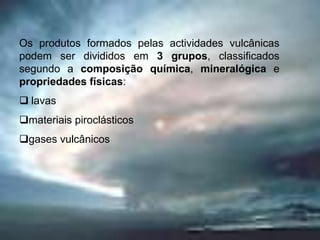 Nas porções internas das bacias oceânicas, posicionadas na porção interna das placas, ocorrem ilhas oceânicas de origem vulcânica. Estas ilhas possuem vulcões morfologicamente semelhantes às estruturas vulcânicas continentais, e quando emergem no oceano são erodidas e destruídas. Uma feição notável na bacia do Oceano Pacífico é a das ilhas oceânicas do Hawai, linearmente distribuídas sobre a crosta oceânica e muito mais jovens que esta. Estas ilhas são formadas directamente pela acção de “pontos quentes” (hot spots)situados abaixo da placa oceânica. Estes pontos quentes, que são fontes fixas de calor proveniente do manto, forneceriam o material para o vulcanismo que se formaria a partir do fundo oceânico, pela passagem da placa em movimento sobre este “ponto quente”.