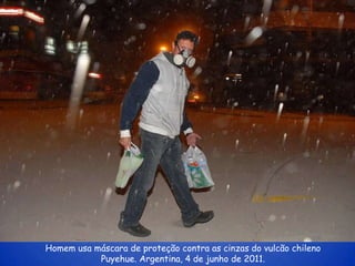 Homem usa máscara de proteção contra as cinzas do vulcão chileno
           Puyehue. Argentina, 4 de junho de 2011.
 