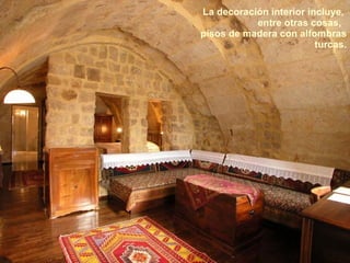 La decoración interior incluye,  entre otras cosas,  pisos de madera con alfombras turcas. 