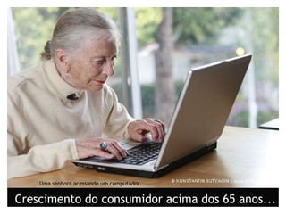 Uma senhora acessando um computador. Crescimento do consumidor acima dos 65 anos... 