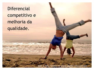 Diferencial competitivo e melhoria da qualidade. Mãe e filha felizes na praia dando uma estrela 