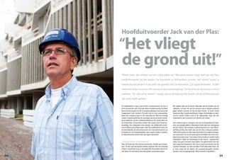 “Wacht even, dan zoeken we een rustig plekje op.” Met grote passen loopt Jack van der Plas,
hoofduitvoerder bij het project De Kameleon in Amsterdam, voorop. Het woord ‘rustig’ is
relatief bij een project in de orde van grootte van De Kameleon: 250 appartementen, 10.000
vierkante meter commerciële ruimte en een parkeergarage. De hectiek van de bouw is overal
voelbaar. “Zo, wat wil je weten?”, vraagt Jack in de keet op het terrein, als de koffieautomaat
zijn werk heeft gedaan.
De belangrijkste vraag is dan echter al beantwoord, de rust in
acht nemend die Jack uitstraalt. Want hoofduitvoerder bij Waal
Bouw op een project als dit, is dat geen garantie voor een acute
maagzweer? Jack, lachend: “Ik word niet zo snel zenuwachtig.
Maar een complex project is het natuurlijk wel. Wat het moeilijk
maakt is bijvoorbeeld dat de woningen pas op de derde verdie-
ping beginnen, op een utiliteitsonderbouw. Een groot deel van
de onderdelen is bovendien prefab. Dat vraagt meer werkvoor-
bereiding. Een onderdeel móet passen. De traditionele onder-
bouw hebben we zelf gemaakt, maar het prefab beton komt van
de betonfabriek, de betonelementen van metselwerk komen uit
Duitsland en de houtskeletdelen weer ergens anders vandaan.
En elke leverancier heeft weer zijn eigen toleranties.”
‘Zeventig miljoen in de guldentijd’
Nee, Jack doet het niet voor de eerste keer. Zonder op te schep-
pen: “Ik ben nog wel grotere werken gewend. Eén van zeventig
miljoen, twaalf jaar terug in de guldentijd. Bovendien doe ik het
niet alleen. Ik heb buiten drie heel goede uitvoerders lopen.
Die regelen alles op de bouw. Daarnaast zijn de handen van de
vaklieden cruciaal. Pas op het moment dat er dingen verkeerd
gaan, komen mensen bij mij de keet binnen. Je moet overal
bovenop zitten. Goede planningen maken, die bewaken en leve-
ranciers blijven bellen: haal je de afgesproken dag? Als één
onderdeel te laat is, kunnen we meestal niet verder.”
Veel verkeerd gaat er overigens niet aan de Karspeldreef in Zuid-
oost, de vroegere Bijlmer. Waal Bouw heeft zelfs een voorsprong
op het schema, dat voorziet in oplevering eind 2011 voor Woon-
stichting De Key. Dan heeft Jack van der Plas er drie jaar opzitten.
“Wat ik het mooie van mijn werk vind? Dat is om ergens te begin-
nen waar niets is en na een paar jaar te vertrekken als er een com-
pleet bouwwerk staat. Tussendoor heb je leuke en minder leuke
momenten”, klinkt het kernachtig uit zijn mond - rasechte Kat-
wijker, dus geen woorden maar daden. De papierwinkel voor zijn
neus oogt indrukwekkend. “Ach, het is vooral een kwestie van het
overzicht bewaren. Je moet niet alles in één dag willen doen. Als
je maar zorgt dat de dingen die vandaag geregeld moeten
worden, ook echt geregeld zijn. Wil je trouwens nog koffie?”
Hoofduitvoerder Jack van der Plas:
“Het vliegt
de grond uit!”
20 21
 