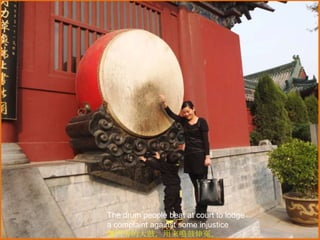 The drum people beat at court to lodge
a complaint against some injustice
儀門旁的大鼓，用來鳴鼓伸冤。

 