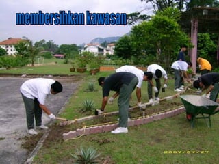 membersihkan kawasan 