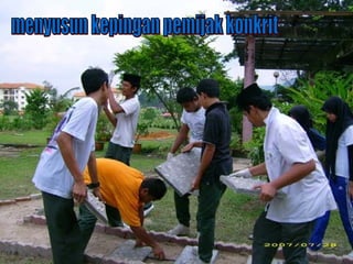 menyusun kepingan pemijak konkrit  