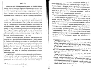 TESE III
ocronistaque narraprofusamente osacontecimentos, sem distinguir grandes e
pequenos, leva com isso a uerdade de que nada do que alguma vez aconteceu pode
serdadopor perdido para a histdria. Certamente, s6ahumanidade redimida cabe0
passadoem sua inteireza. Isso quer dizer: s6abumanidaderedimida 0 seupassado
tornou-se citduelem cadaum dos seus instantes. Cada um dos instantes oiuidospor ela
torna-se uma citation al'ordre du jour' - dia que ejustamente, 0 dojulzo Final.
Existe uma ligac;ao direta entre essa tese e a anterior: ela euma inversao
simetrica e cornplementar da outra. 0 passado espera de nos sua redencao, e
sornente a uma humanidade redimida "cabe 0 passado em sua inteireza". Mais
uma vez, a rememoracao esta no cerne da relacao teologica com 0 passado e da
propria definicao de Erlosung. A redencao exige a rernernoracao integral do
passado, sem fazer distincao entre os acontecimentos ou os individuos "gran­
des" e "pequenos", Enquanto os sofrimentos de urn unico ser humano forem
esquecidos, nao podera haver libertacao. Trata-se, sem duvida, do que as notas
preparatorias designam como a historia universal do mundo messianico, do
mundo da atualidade integral (CSI, 3, p. 1234-1235).
o exemplo do cronista para ilustrar essa exigencia pode parecer mal esco­
lhido: nao eele a figura paradigrnatica daquele que escreve a historia do ponto
de vista dos vencedores, dos reis, dos pdncipes, dos imperadores? Mas Benja­
min parece querer ignorar deliberadamente esse aspecto: escolheu 0 cronista
porque ele representa essa historia "integral" que ele afirrna ser seu desejo: uma
historia que nao exclui detalhe algum, aconrecirnento algum, mesmo que seja
insignificante, e para a qual nada esta "perdido". 0 escritor russo Lesskov,
Franz Kafka e Anna Seghers sao, a seus olhos, figuras modernas do cronista
assim compreendido.
Irving Wohlfarth - urn dos leitores mais perspicazes da obra de Benjamin ­
salienta, com toda a razao, que 0 cronista antecipa 0 Juizo Final, que recusa,
como de, toda dlscriminacao - uma visao que lembra a doutrina, mencionada
por Benjamin em seu ensaio sobre Lesskov, de certas correntes da Igreja or-
Em frances no texto: "citacao na ordem do dia".
54
radoxa para as quais todas as almas irao para 0 parais0
29
• De fato, em "0
narrador'" (1936), Benjamin evoca a simpatia de Lesskov pelas especula<;6es
origenistas relativas aapocatdstase, ou seja, asalvac;ao final de todas as almas,
sern excec;ao. A redencao. 0 Juizo Final da tese III, eentao uma apocatastase no
sentido de que cada vitima do passado, cada renrativa de ernancipacao, por
mais humilde e "pequena" que seja, sera salva do esquecimento e "citada na
ordem do dia", ou seja, reconhecida, honrada, rememorada.
Mas a apocatastase significa rarnbern, literalmente, a volta de rodas as coi­
sas a seu estado originario - no Evangelho, 0 restabelecimento do Paraiso pelo
Messias. Trata-se da ideia da Wiederbringung aller Dinge (volta de rodas as
coisas) ou da Versohnende Ruckkehr am Ende der Dinge (volta reconciliada no
fmal de rodas as coisas) com que sonhava Lotze em Mikrokosmos": a forma
secreta ou misteriosa pela qual 0 progresso poderia integrar os espiritos dos an­
cestrais, Em outras palavras, trata-se da restitutio ad integrum [restituicao inte­
gral] ou restitutio ominium [resrtrulcao do rodo], de que ja falava 0
Theologisch-politisches Fragment de Benjamin (1921). 0 equivalente judaico,
rnessianico e caballstico da apocatistase crista e, segundo Scholem em seu ani­
go "Cabala"" na Eneyclopaediajudaica (1932),0 tikkun, a redencao como volta
de todas as coisas a seu estado inicial", Benjamin ficou profundamente im­
29 I. WOHLFARTH, "On the messianic structure of Walter Benjamin's last reflections",
Glyph, ng 3, Baltimor, 1978, p. 152.
[Ed. bras.: "as Pensadores". v. XLVIII, Sao Paulo, Abril Cultural, 1975, trad, do
original alernao "Der Erzahler. Betrachtungen zum Werk Michail Lesskows"
em Uber Literatur (Frankfurt, Suhrkamp, 1969), p. 33-61, por Erwin Theodor
Rosental].
30 H. LOTZE, Mikrokosmos. Ideen zur Naturgeschichte und Geschichte derMenschheit.
Versuch einer Anthropologie. 1923 (Leipzig, Verlag von S. Hirzel, 1864), v. 3,
p.51-2 e 56.
.. "Kabbala" em G. SCHOLEM, Walter Benjamin undsein Engel, cit., p. 66-71 led. bras.:
Cabala, Rio de Janeiro, A. Koogan, 1989].
31 Segundo Scholem, 0 tikkum designa, na linguagem cabalfstica, a restituic;ao, 0
restabelecimento da ordem cosmica prevista pela providencia divina, grac;as are­
dencao messianica. A destruicao da forca do mal e 0 fim catastrofico da ordem histo­
rica, que sao simplesmente 0 outro /ado da redenrtio. a pecado original de Adao
somente pode ser abolido pelo advento do Reino messianlco, graps ao qual as
ss
 