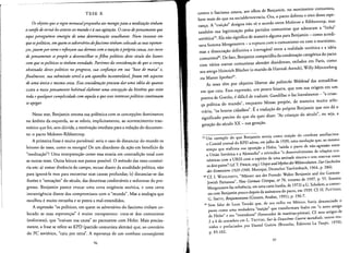 I
TESE X
Osobjetos que a regra monacalpropunha aosmonges para a meditacdo tinham
a tarefade tornd-losauessos ao mundo easuaagitacdo. 0 curso depensamento que
aqui perseguimos emergiu de uma determinaaio semelhante. Num instante em
que ospoliticos, em quem os adversdrios dofascismo tinham colocado assuasesperan­
ras, jazem por terrae reforram sua derrota com a traicdo II propria causa, esse curso
de pensamento sepropoe a desuencilhar osJUhos politicos deste seculo dos liames
com que ospoliticosos tinham enredado. Partimosda consideracdo de que a crenca
obstinada desses politicos no progresso, sua conjianca em sua "base de massa" e,
finalmente, sua submissdo servil a um aparelho incontrolduel, foram tres aspectos
de uma unica e mesma coisa. Essa consideraaio procuradar uma ideia do quanto
custa a nosso pensamento habitual elaboraruma concepoio da bistoria que evite
toda e qualquer cumplicidade com aquelaa que esses interessespoliticoscontinuam
seapegar.
Nessa tese, Benjamin retorna sua polemica com as concepcoes dorninantes
no ambito da esquerda,ao se referir, implicitamente, ao acontecimento trau­
matico que foi, sem duvida, a rnotivacao irnediata para a redacao do documen­
to: 0 pacto Molotov-Ribbentrop,
A primeira Frasee muito paradoxal: seria 0 caso de distanciar do mundo os
leirores de teses, como os monges? De um abandono da acao em beneflcio da
"meditacao"? Uma interpretacao como essa estaria em contradicao total com
as outras teses, Outra leitura nos parece possfvel. 0 rnetodo das teses consisti­
ria em: a) tomar distincia do campo, recuar diante da atualidade politica, nao
para ignora-Ia mas para encontrar suas causas profundas; b) distanciar-se das
ilus6es e "rentacoes" do seculo, das doutrinas confortaveis e sedutoras do pro­
gresso. Benjamin parece evocar uma certa exlgencia ascetica, e uma certa
intransigencia diante dos compromissos com 0 "mundo". Mas a analogia que
escolheu emuita estranha e se presta a mal-entendidos.
A expressao "os politicos, em quem os adversaries do fascismo tinham co­
locado as suas esperancas" e muito transparente: trata-se dos cornunistas
(stalinistas), que "trafram sua causa" ao pactuarem com Hitler. Mais precisa­
mente, a Frase se refere ao KPD (partido comunista alemao) que, ao contrario
do PC sovietico, "caiu por terra". A esperanc;:a de urn combate conseqiiente
96
contra 0 fascismo estava. aos olhos de Benjamin, no movimento comunisra,
bern mais do que na socialdemocracia. Ora, 0 pacto dobrou 0 sino dessa espe­
ranca. A "rrahrao" designa nao s6 0 acordo entre Molotov e Ribbenrrop, mas
rarnbern sua legitimac;:ao pelos partidos comunistas que adotaram a "lmha"
sovietica79• Ela nao signinca de maneira alguma para Benjamin - como acredi­
tava Somma Morgenstern - a ruptura com 0 comunismo ou com 0 marxismo,
mas a dlssoclacao defmitiva e irrevogavel entre a realidade sovietica e a ideia
comunista". De faro, Benjamin compartilha da condenac;:ao categ6rica do pacta
com varies outros comunistas alemaes dissidentes, exilados em Paris, como
seu amigo Heinrich Blucher (0 marido de Hannah Arendt), Willy Miinzenberg
ou Manes Sperber".
As teses tern por objetivo libertar das politische Weltkind das armadilhas
em que caiu. Essa expressao, um pouco bizarra. que tern sua origem em um
poema de Goethe, edificil de traduzir. Gandillac 0 faz lireralmente - "a crian­
c;:a politica do mundo". enquanto Missac propoe, de maneira muito arbi­
traria, "os bravos cidadaos". Ea traducao do proprio Benjamin que nos da 0
significado preciso do que ela quer dizer: "As criancas do seculo", ou seja, a
gerac;:ao do seculo :xx- sua gerac;:ao.
79 Urn exemplo do que Benjamin sentia como traicao do combate anrifascista:
o Comite central do KPD adota, em julho de 1939, uma resolucaoque, ao mesmo
tempo que reafirrna sua oposic;:ao a Hitler, "sauda 0 pacta de nao-agressao entre
a Uniao Sovieticae a Alemanha" e reivindica "0 desenvolvimento de relacoes eco­
nomicas com a URSS com 0 espfrito de uma amizade sineera e sem reservas entre
osdoispaises"! (cf.T. PIRKER, org.)Utopie undMythos derWeltrevolution. Zur Geschichte
derKomintern 1920-1940, Munique, Deutscher Taschenbuch, 1964, P: 286).
80 Cf. 1.WOHLFARTH, "Manner aus der Fremde: Walter Benjamin and the German­
Jewish Parnassus". New German Critique, nO 70, inverno de 1997. p. 55. Somma
Morgenstern fazreferencia, em uma carta (cardia, de 1972) a G. Scholem, a conver­
sascom Benjamin pouco depois da assinaturado pacta, em 1939. Cf. H. PUTTNIES;
G. SMITH, Benjaminiana (Ciessen,Anabas, 1991), p. 196-7.
8 Sem falar de Leon Trorski que, de seu exilio no Mexico, havia denunciado 0
pacta como urna verdadeira "rraicao" que rransformara Stalin em "0 novo amigo
de Hitler" e seu "Intendente" (fornecedor de materias-primas). Cf. seus artigo
s
de
2 a 4 de setembro em L. TROTSKI, Sur la Deuxieme Guerre mondiale, textoS reu­
nidos e prefaciados por Daniel Guerin (Bruxelas, Editions La Taupe, 1970),
p.85-102.
97
 