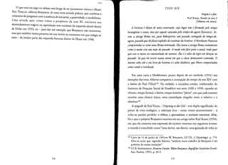 --
o que esra em jogo no debate esta longe de ser purarnenre teorico e flIoso­
fico. Trata-se, salienta Benjamin, de uma certa atitude pratica, que combina 0
otirnisrno do progresso com a ausencia de iniciativa, a passividade, 0 imobilismo.
Vma atitude que, como vimos a proposito da tese XI, encontra seu
desvendamenro tragico na capirulacao sem cornbare da esquerda alerna diante
de Hitler em 1933, ou - para dar urn exemplo que Benjamin nao menciona,
mas que rarnbern estava presente em sua mente no rnornenro em que redigiu as
teses - da (maior parte da) esquerda francesa dianre de Petain em 1940.
118
TESE XIV
Origem e0 fim.
Karl Kraus, Paroles en uers, I
[Palavras em versos].
A historia e objeto de uma construcdo, cujo lugar ndo eformado pelo tempo
bomogsneo e uazio, mas por aquele saturado pelo tempo-de-agora Getztzeit). As­
sim, a antiga Roma era, para Robespierre, um passado carregado de tempo-de­
agora,passado que elefazia explodir do continuo da historia. A Revolurao Francesa
compreendia-se como uma Roma retornada. Ela citaua a antiga Roma exatamente
como a moda cita um traje do passado. A moda tem faro para 0 atual, onde quer
que este se mova no emaranhado do outrora. Ela e 0 saltado tigre em direrao ao
passado. 56 que ele ocorre numa arena em que a classe dominants comanda. 0
mesmo salto sob 0 ceu livre da histdria eo saltadialetico, que Marx compreendeu
como sendo a reuolucdo.
Em uma carta a Horkheimer, pouco depois de ter recebido (1941) um
exemplar das teses, Adorno comparou a concepcao do tempo da tese XIV com
o kairos de Paul Tilllchl'", Na verdade, 0 socialista cristae, colaborador do
Instituto de Pesquisa Social de Frankfurt nos anos 1920 e 1930, opunha ao
chronos, tempo formal, 0 kairos, tempo historico "pleno", em que cada instante
conrern uma chance unica, uma constelacao singular entre 0 relative e 0
absolurol'".
A epfgrafe de Karl Kraus - Ursprung ist der Ziel- tern duplo significado: do
ponto de vista reologico, a redencao leva - como vimos anteriorrnente - a
volta ao parafso perdido: 0 tikhun, a apocatdstase, a restitutio ominium. Alias,
foi 0 que 0 proprio Benjamin escreveu em seu artigo sobre Karl Kraus (1934),
em que eIe comenta essa expressao do escritor vienense nos seguintes terrnos:
o mundo econcebido como "urna deriva, um desvio, uma guinada de volta ao
103 Carta de 12 de junho de 1941em W. BENJAMIN, GSVII, 2 (Nachtriige) , p. 774.
Deve-se notar que, segundo Adorno, "nenhum outro trabalho de Benjamin etao
proximo de nossas inrencoes".
104 C( R.KONERSMANN, Erstarrte Unruhe. Walter Benjamin. Begriff'der Geschichte (Frank­
furt, Fischer, 1991), p. 44-5.
119
 