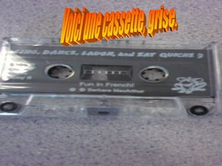 Voici une cassette, grise.  