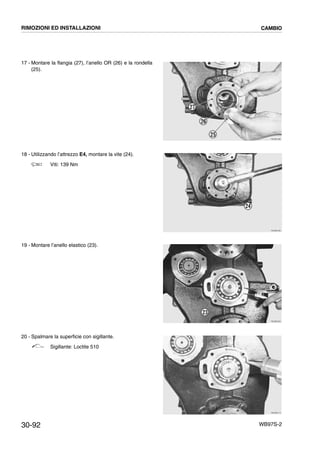 30-92 WB97S-2
17 - Montare la flangia (27), l’anello OR (26) e la rondella
(25).
18 - Utilizzando l’attrezzo E4, montare la vite (24).
Viti: 139 Nm
19 - Montare l’anello elastico (23).
20 - Spalmare la superficie con sigillante.
Sigillante: Loctite 510
RKZB2480
26
25
27
RKZB2490
24
RKZB2500
23
RKZB2510
RIMOZIONI ED INSTALLAZIONI CAMBIO
 