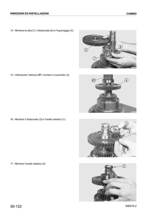 30-122 WB97S-2
14 - Montare la ralla (7), il distanziale (6) e l’ingranaggio (5).
15 - Utilizzando l’attrezzo E7, montare il cuscinetto (4).
16 - Montare il distanziale (3) e l’anello elastico (1).
17 - Montare l’anello elastico (2).
RKZB3720
6
5
7
RKZB3730
4E7
RKZB3740
1
3
RKZB3750
2
RIMOZIONI ED INSTALLAZIONI CAMBIO
 