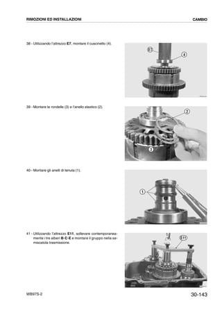 30-143WB97S-2
38 - Utilizzando l’attrezzo E7, montare il cuscinetto (4).
39 - Montare le rondelle (3) e l’anello elastico (2).
40 - Montare gli anelli di tenuta (1).
41 - Utilizzando l’attrezzo E11, sollevare contemporanea-
mente i tre alberi B-C-E e montare il gruppo nella se-
miscatola trasmissione.
RKZB4440
E7
4
RKZB4450
2
3
RKZB4460
1
RKZB4470
E11
RIMOZIONI ED INSTALLAZIONI CAMBIO
 