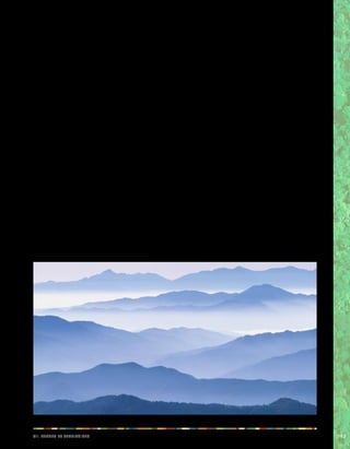 iiv. Teerrs et eeiiorrrstt 103 
Le contenu de la loi sur le Finnmark tel qu’il a été 
approuvé par l’assemblée nationale et le parlement sami 
peut se résumer à ce qui suit: 
La loi sur le Finnmark confie environ 95 % du comté de 
Finnmark (environ 46 000 km2) à un nouvel organisme 
appelé Domaine de Finnmark. Auparavant, cette région 
appartenait à l’État norvégien. 
L’objectif de cette loi est de faciliter la gestion des terres 
et des ressources naturelles dans le comté de Finnmark 
de manière viable pour l’environnement, dans l’intérêt 
des habitants du comté et en harmonie, particulièrement, 
«avec la culture samie et l’élevage des rennes». Cette loi 
est fondée sur la reconnaissance juridique du droit du 
peuple indigène sami à utiliser et posséder ce territoire, 
étant donné qu’ils utilisent ces terres et leurs ressources 
naturelles, y compris leurs ressources en eau, depuis très 
longtemps. 
Une commission et un tribunal ont été créés dans le 
but d’identifier plus précisément comment les terres et 
les ressources du Finnmark sont utilisées et à qui elles 
appartiennent, en fonction des coutumes établies et de 
l’usage immémorial. Aux termes de l’article 3 de la loi 
sur le Finnmark, l’application de cette loi doit se faire 
conformément à la convention N° 169 de l’OIT et au 
droit international relatif aux peuples autochtones et aux 
minorités. L’article 3 de cette loi déclare que c’est la 
convention N° 169 de l’OIT qui prévaut en cas de conflit 
entre la convention et les dispositions de ladite loi. 
John Henriksen, The Finnmark Act (Norway), a Case 
Study. OIT, 2008. 
Ouganda: droits sur les territoires ancestraux 
Comme dans la plupart des autres pays d’Afrique, le droit 
ougandais confie la gestion des ressources naturelles à 
l’État. Les Benets, une petite communauté de chasseurs-cueilleurs 
qui vit dans le nord-est du pays, ont été 
expulsés de la forêt qu’ils habitaient lorsque celle-ci a 
été classée zone protégée. Les Benets ont porté plainte 
auprès du tribunal de première instance, affirmant qu’ils 
étaient ainsi privés de leur territoire ancestral et dépourvus 
de moyens de subsistance. Le 27 octobre 2005, le 
tribunal de première instance ougandais a déclaré que «les 
membres de la communauté Benet sont des habitants 
indigènes historiques des zones qui ont été classées 
zone naturelle protégée ou parc national». Le tribunal a 
décidé que cette zone devrait être déclassée et que les 
Benets ont «le droit de demeurer dans lesdites zones, d’y 
pratiquer l’agriculture et de poursuivre les mêmes activités 
en paix». 
http://www.actionaid.org/uganda 
Alliance foncière ougandaise (Uganda Land Alliance): 
http://www.ulaug.org 
Inde: terres et territoires 
La Constitution indienne de 1949 comporte des 
dispositions visant à protéger les droits des peuples 
 