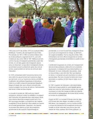 xÉ. acdinotu139 
1953 jusqu’à la fin des années 1970 a eu quelques effets bénéfiques. Toutefois, elle avait également ses limites. Par exemple, de 1951 à 1960, le nombre d’élèves dans les écoles publiques a augmenté de 70 %, puis a été multiplié par deux entre 1960 et 1967. Malheureusement, comme trop peu d’enseignants groenlandais avaient été formés, on a dû faire appel à des enseignants danois venus du Danemark. Le taux élevé d’enseignants danois, qui rentraient souvent au Danemark après deux ans de service, posait problème en termes de continuité dans l’éducation. 
En 1979, le Groenland obtint l’autonomie interne et fut donc doté d’un gouvernement semi-autonome dirigé par des Inuits. La loi sur l’autonomie interne a entraîné la modification des politiques linguistiques et éducatives. Cette loi a en effet consacré le groenlandais (kalaallisut) langue principale, bien que le danois continuât à être toujours enseigné. Aux termes de cette loi, l’administration était tenue d’utiliser les deux langues. 
La nouvelle loi scolaire de 1980 avait pour objectif principal de «renforcer le statut du kalaallikut» en exigeant que l’instruction soit dispensée dans cette langue, tandis que le danois devait être enseigné à partir de la 4e en tant que langue étrangère. Le programme des matières enseignées à l’école devait être mieux adapté aux besoins de la société groenlandaise. Cependant, ces objectifs ne pouvaient être atteints qu’avec des enseignants groenlandais et des supports d’apprentissage en groenlandais; or, ce sont souvent des enseignants danois qui ont pris cet enseignement en charge, au détriment de l’usage du kalaallikut. Tout au long des années 1980, le Groenland s’est donc efforcé d’augmenter le nombre d’enseignants groenlandais et d’améliorer la qualité de leur formation. 
L’amélioration progressive du contenu de l’enseignement dans les écoles publiques a débouché sur la nécessité de proposer un enseignement secondaire/supérieur au Groenland. Un cours «d’éducation des adultes», étalé sur deux années, a alors été créé. Bien que dispensé en danois, il consacrait une part importante à la culture groenlandaise. Plus tard, d’autres formations de niveau secondaire ou supérieur ont été mises en place, sur la côte ouest. 
En 1997, la gestion de l’éducation a été décentralisée. Tandis que la responsabilité du cadre législatif général restait aux mains de l’administration centrale, les conseils municipaux ont alors été chargés de définir les objectifs administratifs et pédagogiques des écoles de leur secteur, en fonction du contexte local. 
À partir de 2007, on comptait 24 écoles dans les villes et 62 écoles dans des villages, accueillant au total 10 688 élèves. Les enseignants y sont au nombre de 909, y compris les directeurs et les enseignants formés pour travailler en école maternelle, puis promus dans des classes de niveau supérieur des écoles publiques. La  